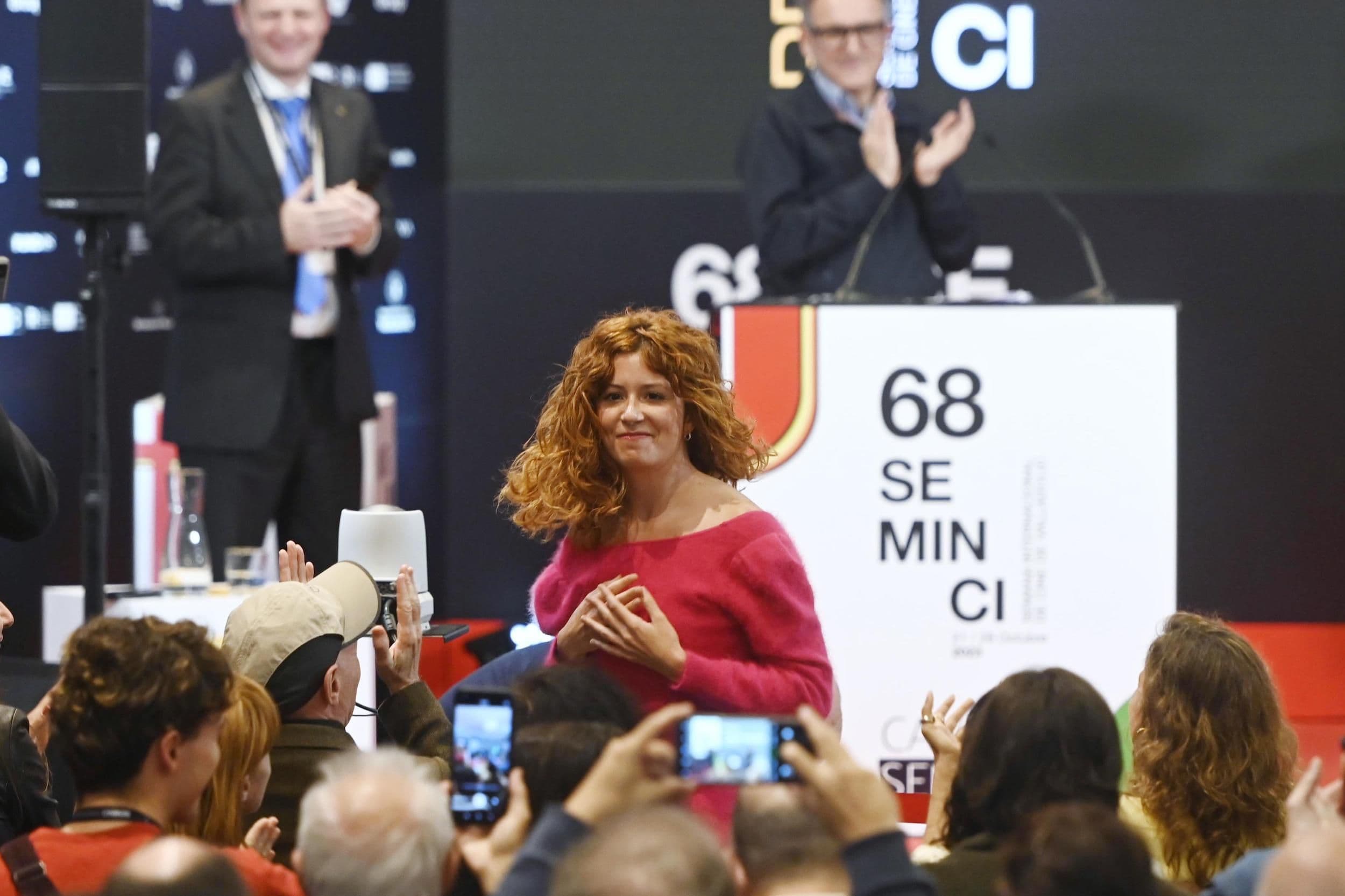 La directora Laura Ferrés recibe el aplauso de la sala de prensa de la Seminci tras anunciarse su victoria en la edición 2023
