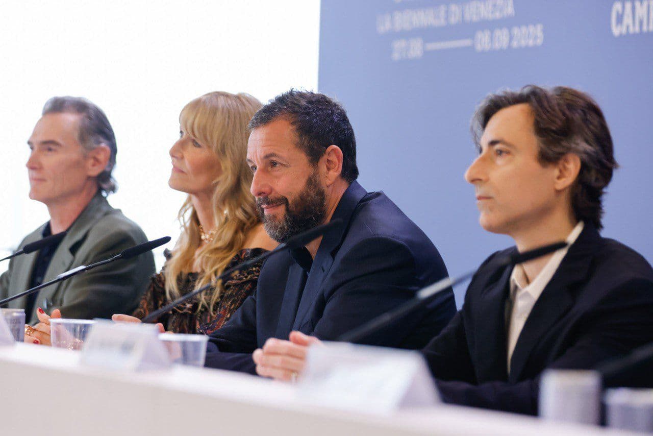 Billy Crudup, Laura Dern, Adam Sandler y Noah Baumbach en la rueda de prensa de 'Jay Kelly' en el Festival de Venecia 2025