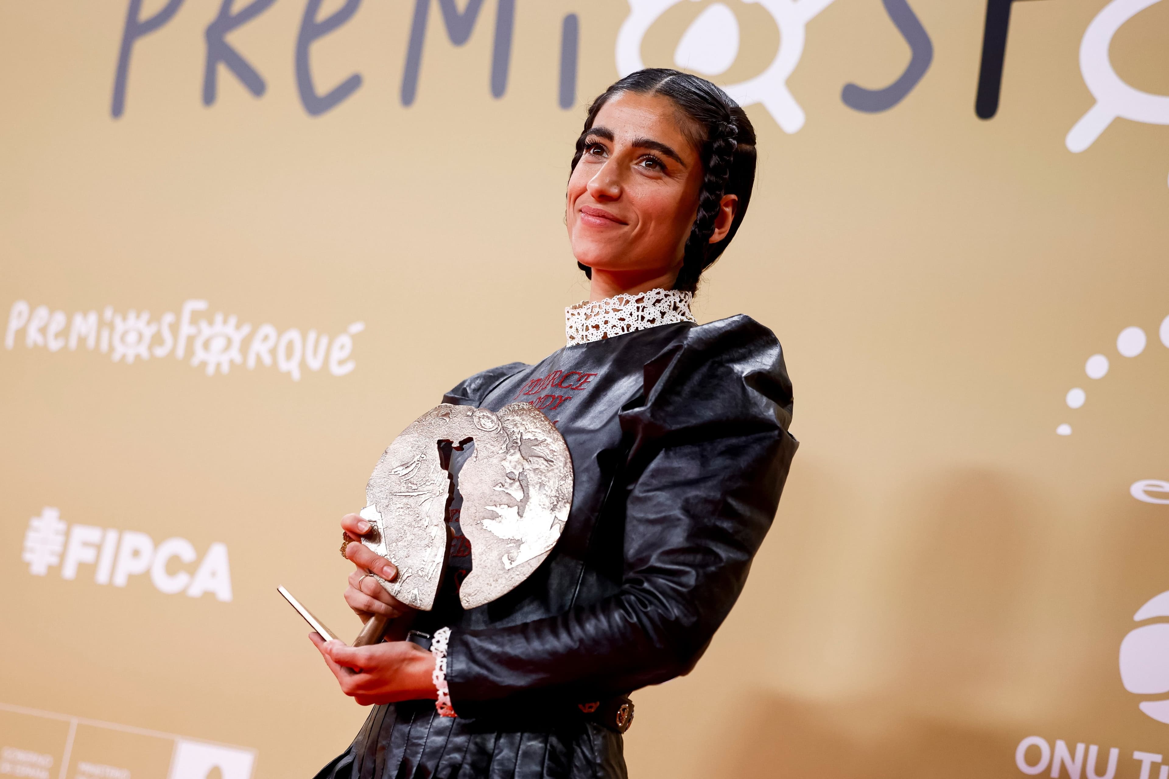 Carolina Yuste posa con el Premio Forqué ganado en 2024 por 'La infiltrada'
