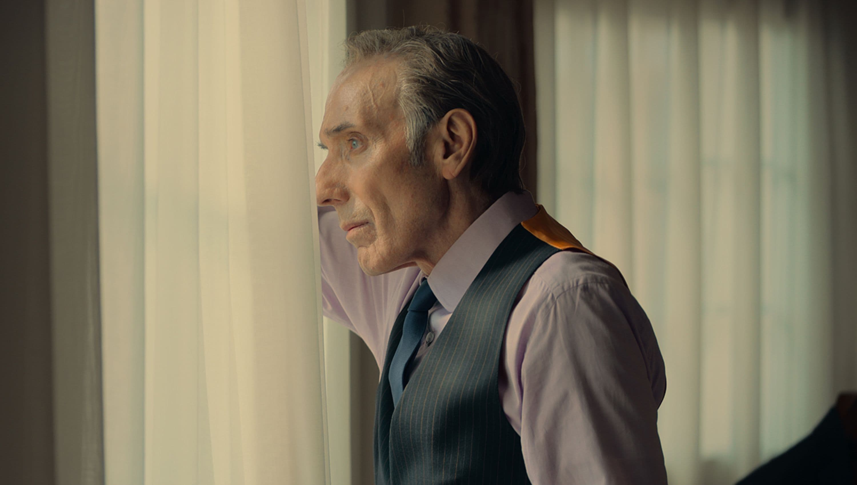 El actor Eusebio Poncela en un fotograma de la serie 'El homenaje', su último trabajo