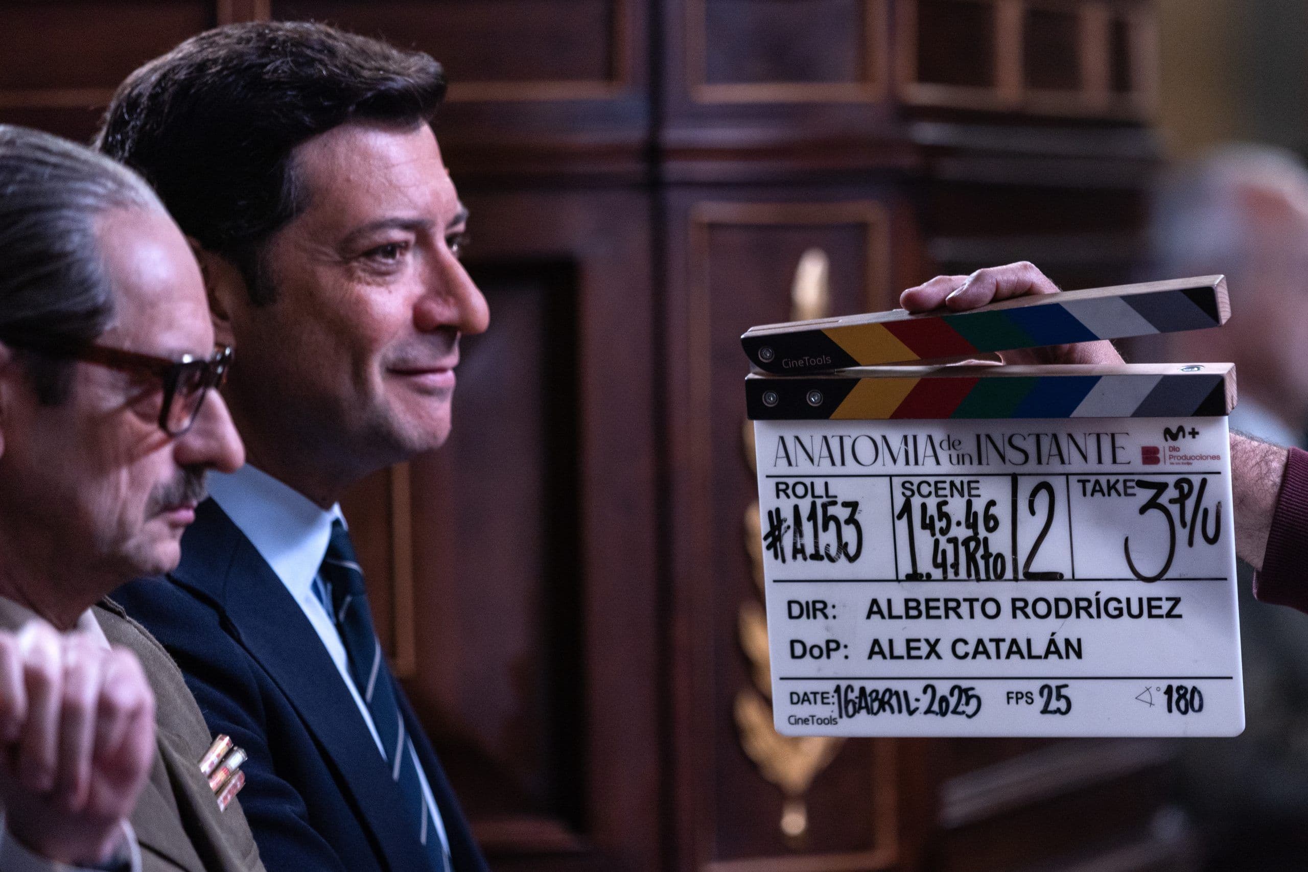 Álvaro Morte y Manolo Solo durante el rodaje de la serie 'Anatomía de un instante' en abril de 2025