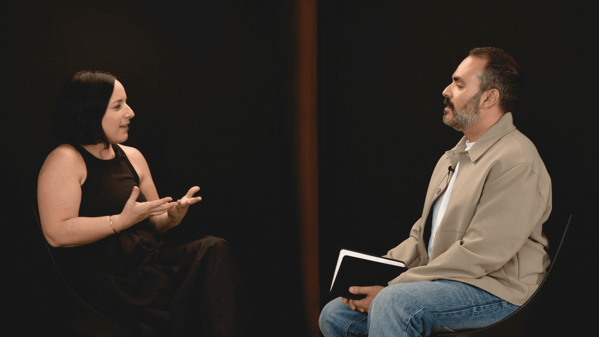 La directora chilena Maite Alberdi y David Martos durante la entrevista de 'La caja negra'