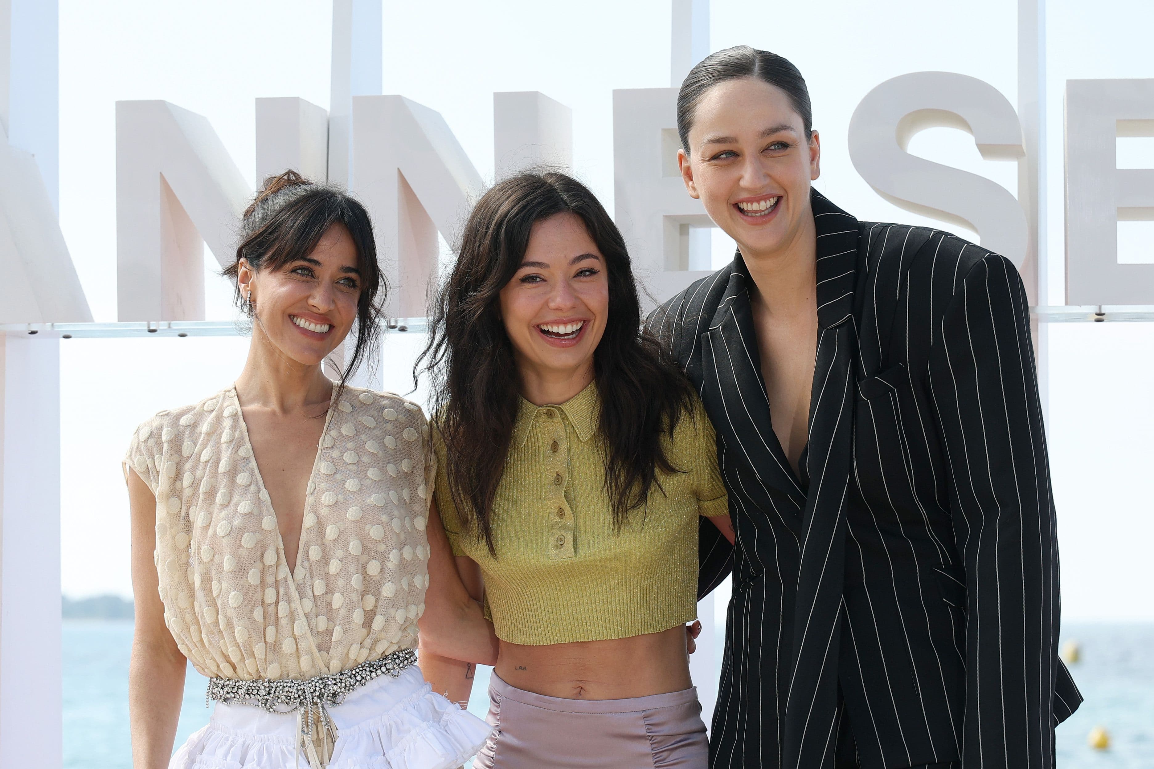 Las actrices Macarena García, Laura Weissmahr y Anna Castillo, durante la presentación en Canneseries de 'Se tiene que morir mucha gente', en abril de 2026