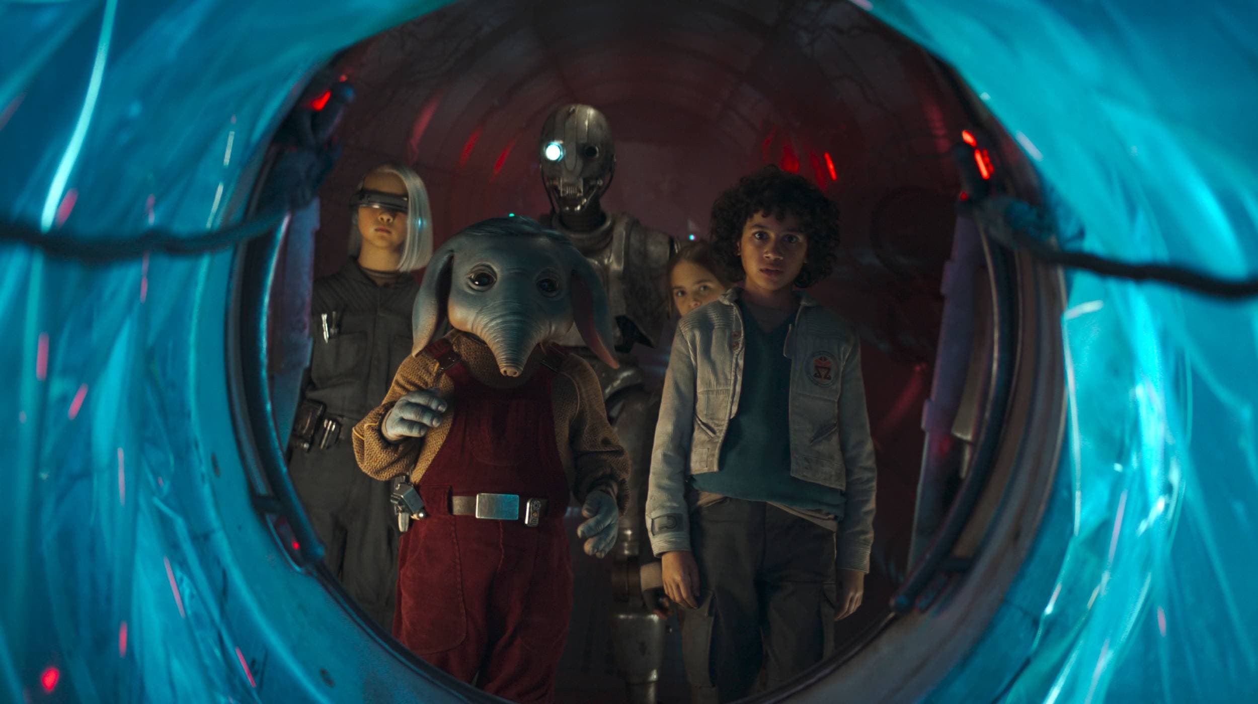 Ravi Cabot-Conyers, Ryan Kiera Armstrong, Kyriana Kratter y Robert Timothy Smith en un fotograma de 'Tripulación perdida'