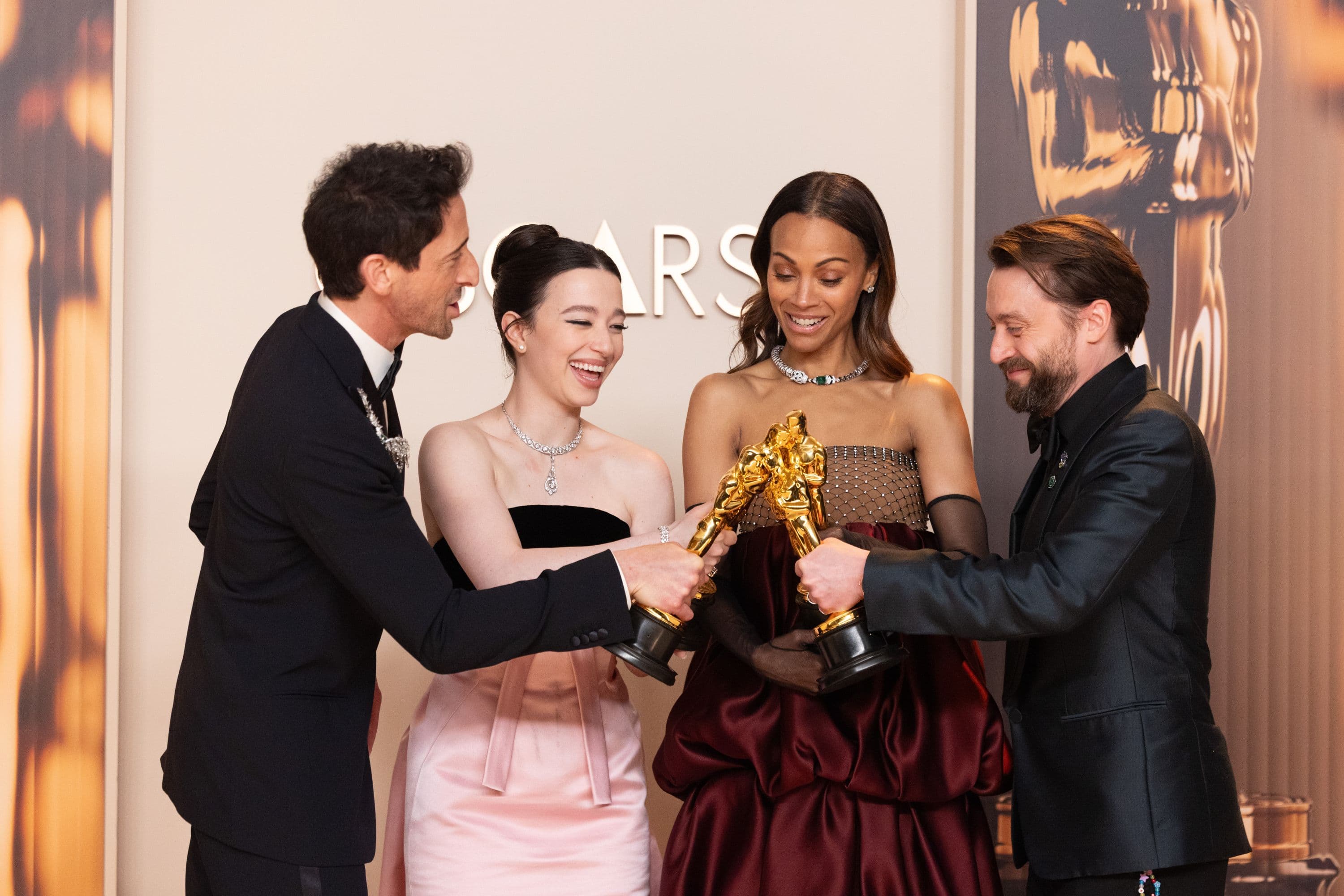 Adrien Brody, Mikey Madison, Zoe Saldaña y Kieran Culkin brindan con sus Oscar de interpretación en la edición 97 de los Oscar