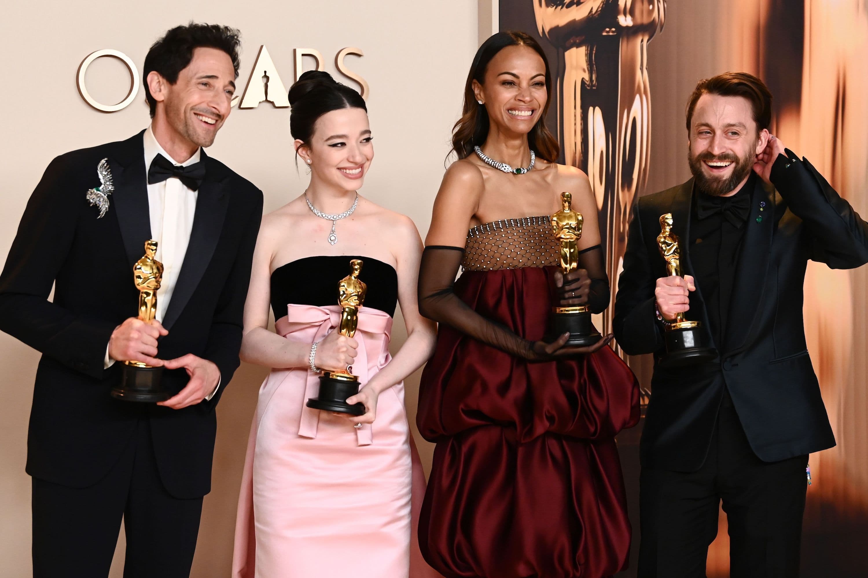 Los actores Adrien Brody, Mikey Madison, Zoe Saldaña y Kieran Culkin posan con sus Oscar tras la gala de 2025