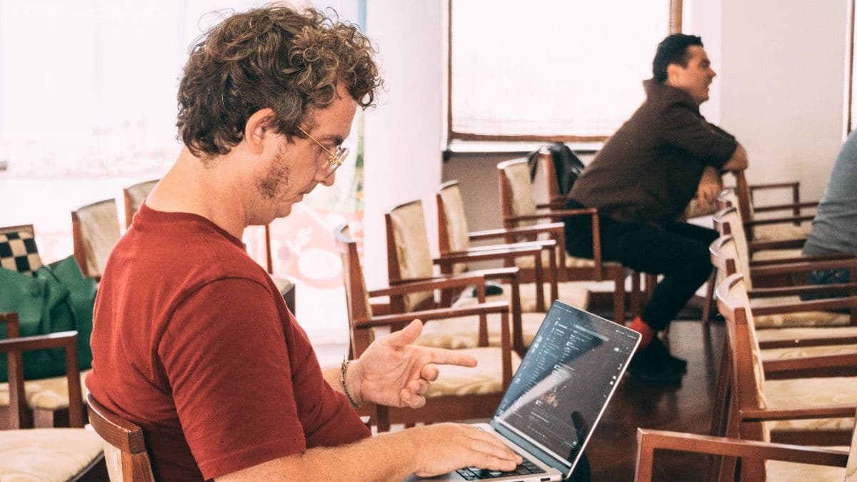 Uno de los participantes en IsLABentura 2024, Eduardo Cubillo, asiste a una de las sesiones preparatorias