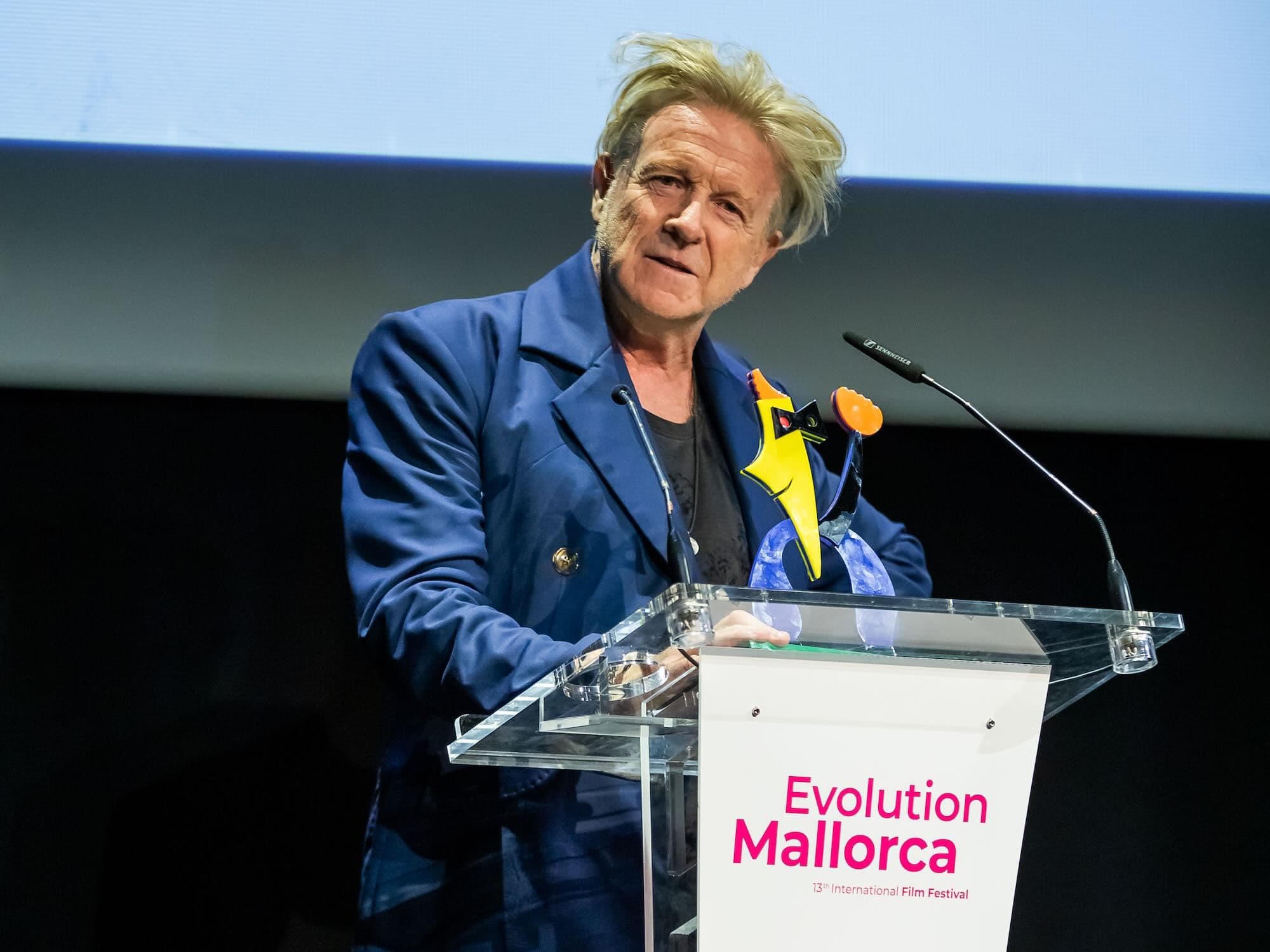 El director de fotografía Anthony Dod Mantle posa con su Evolution Cinematography Icon Award en la gala de inauguración del Evolution Mallorca International Film Festival