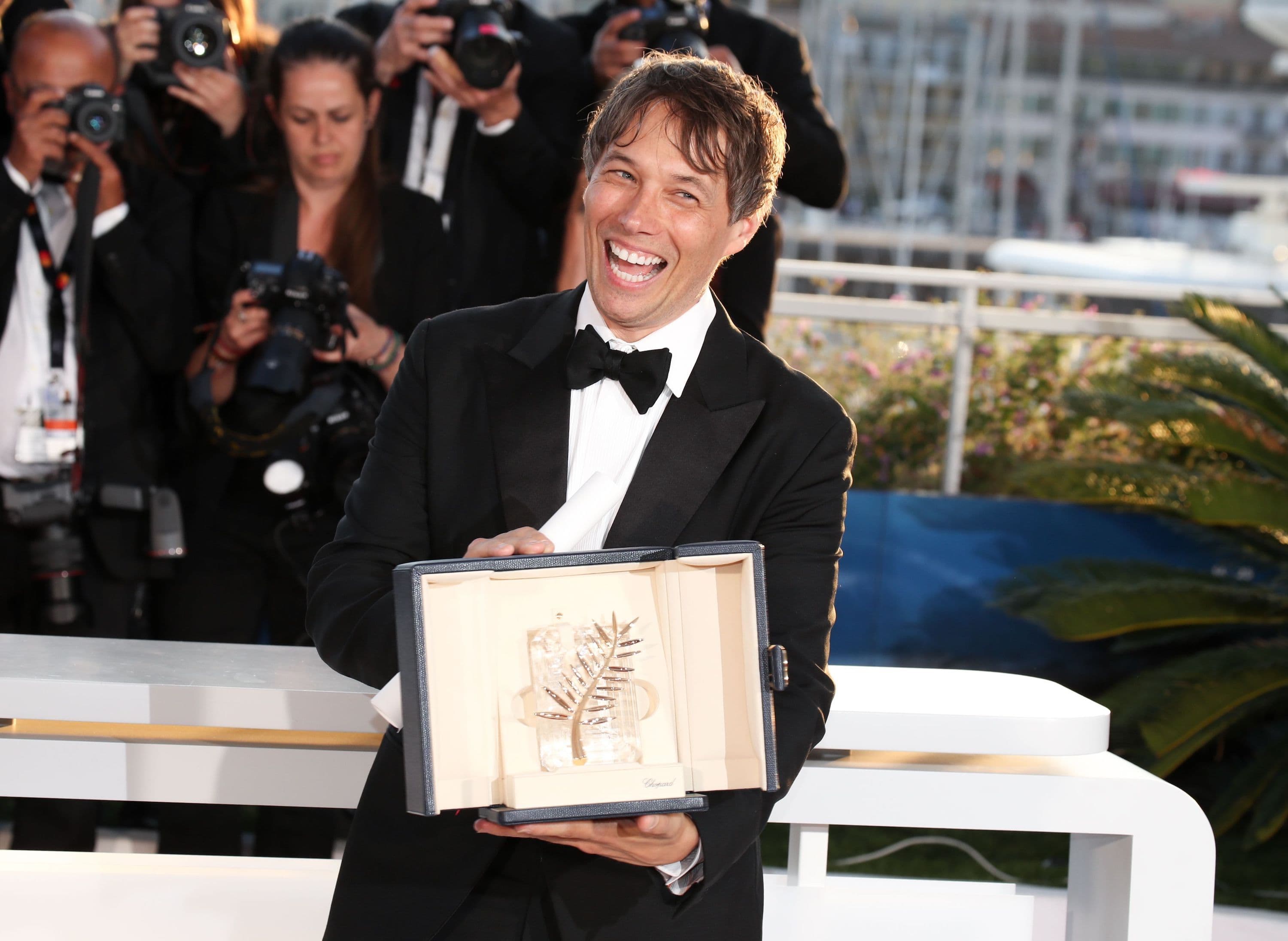 El director Sean Baker sonríe mientras posa con la Palma de Oro del Festival de Cannes 2024 para 'Anora'
