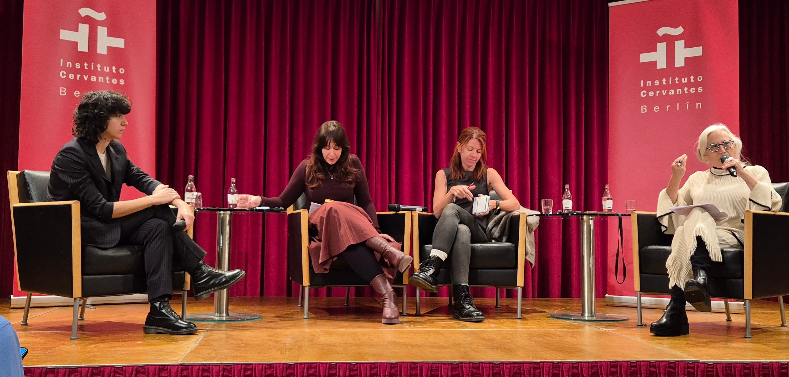Laura Pedro, Carmen Páez, Clara Ruipérez de Azcárate y Mariola Cubells, durante su mesa redonda sobre inteligencia artificial en la Berlinale 2025