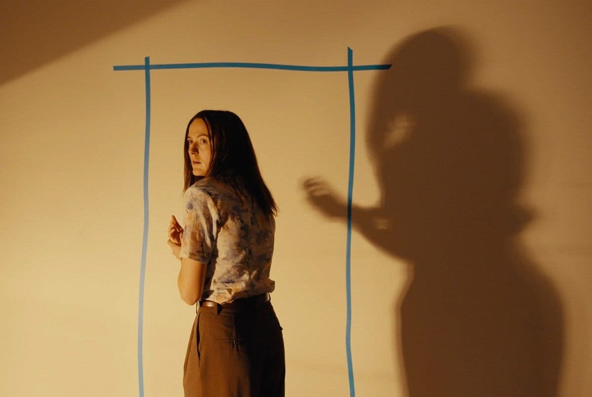 Renata Reinsve se voltea atemorizada delante del dibujo de una puerta en un fotograma de 'Backrooms', de Kane Parsons