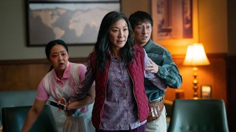 Michelle Yeoh, Ke Huy Quan y Stephanie Hsu protagonizan 'Todo a la vez en todas partes'