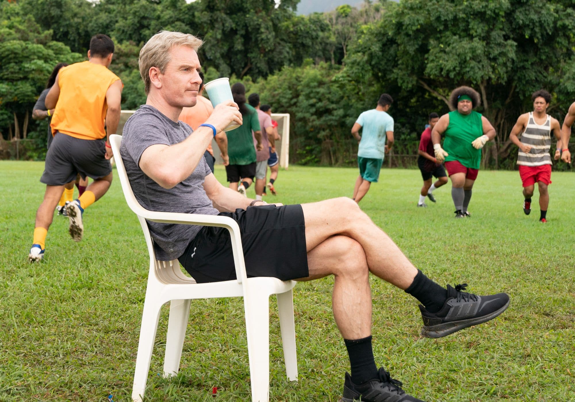 Fotografía promocional de la película 'El peor equipo del mundo', protagonizada por Michael Fassbender