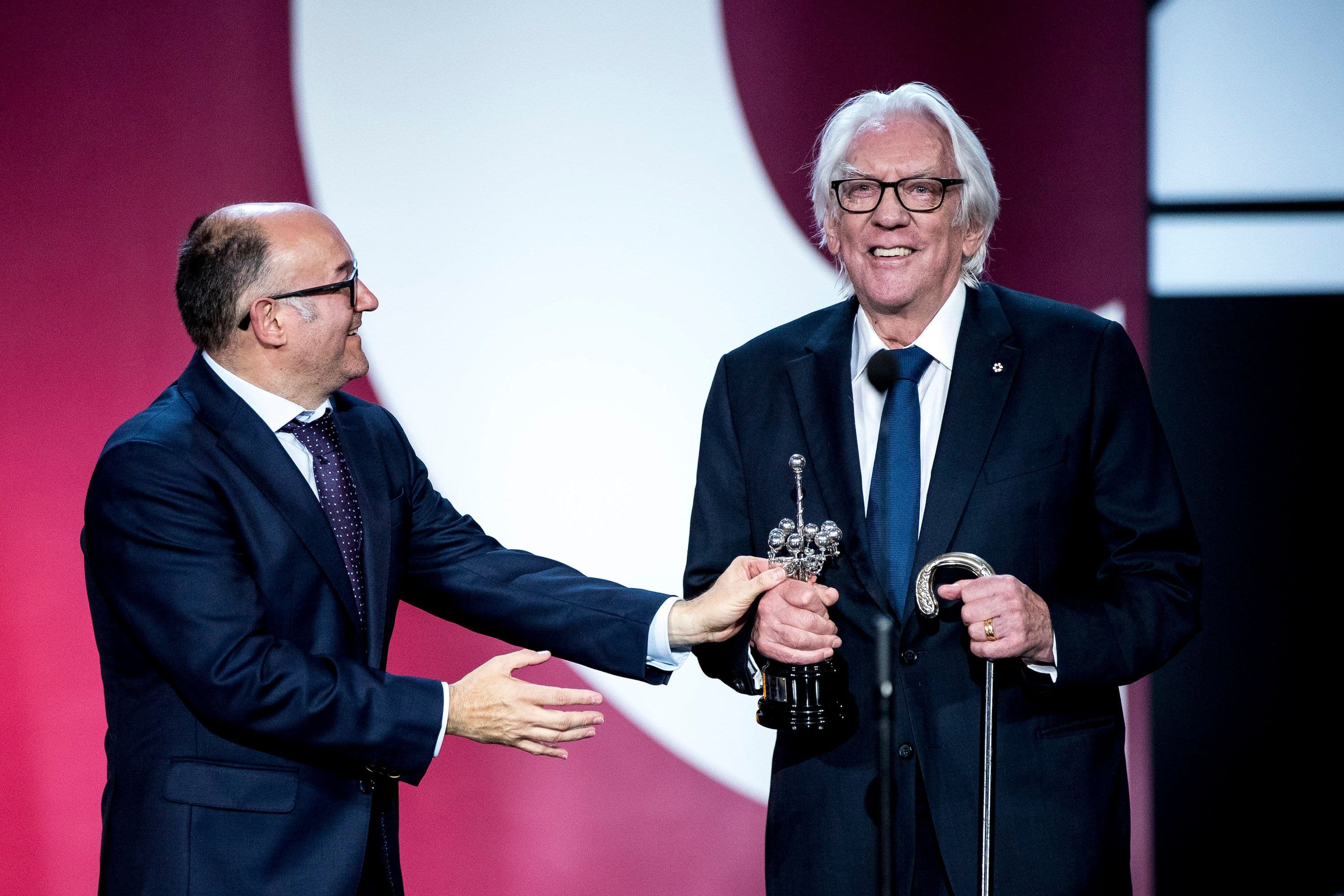 El actor Donald Sutherland recoge el Premio Donostia del Festival de San Sebastián, en 2019, de manos de José Luis Rebordinos