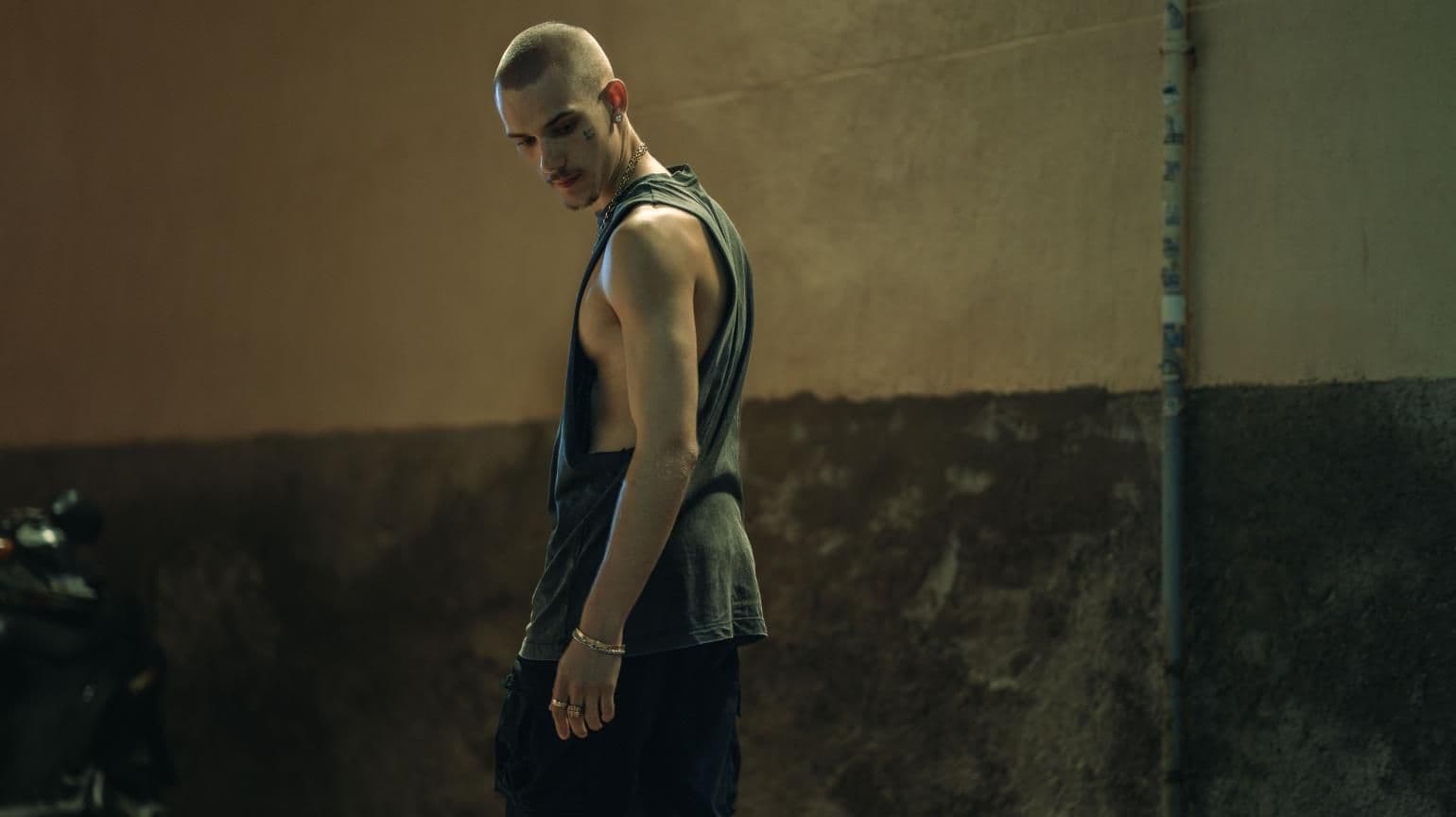 El actor Hugo Welzel en un fotograma promocional de la película 'Enemigos', de David Valero