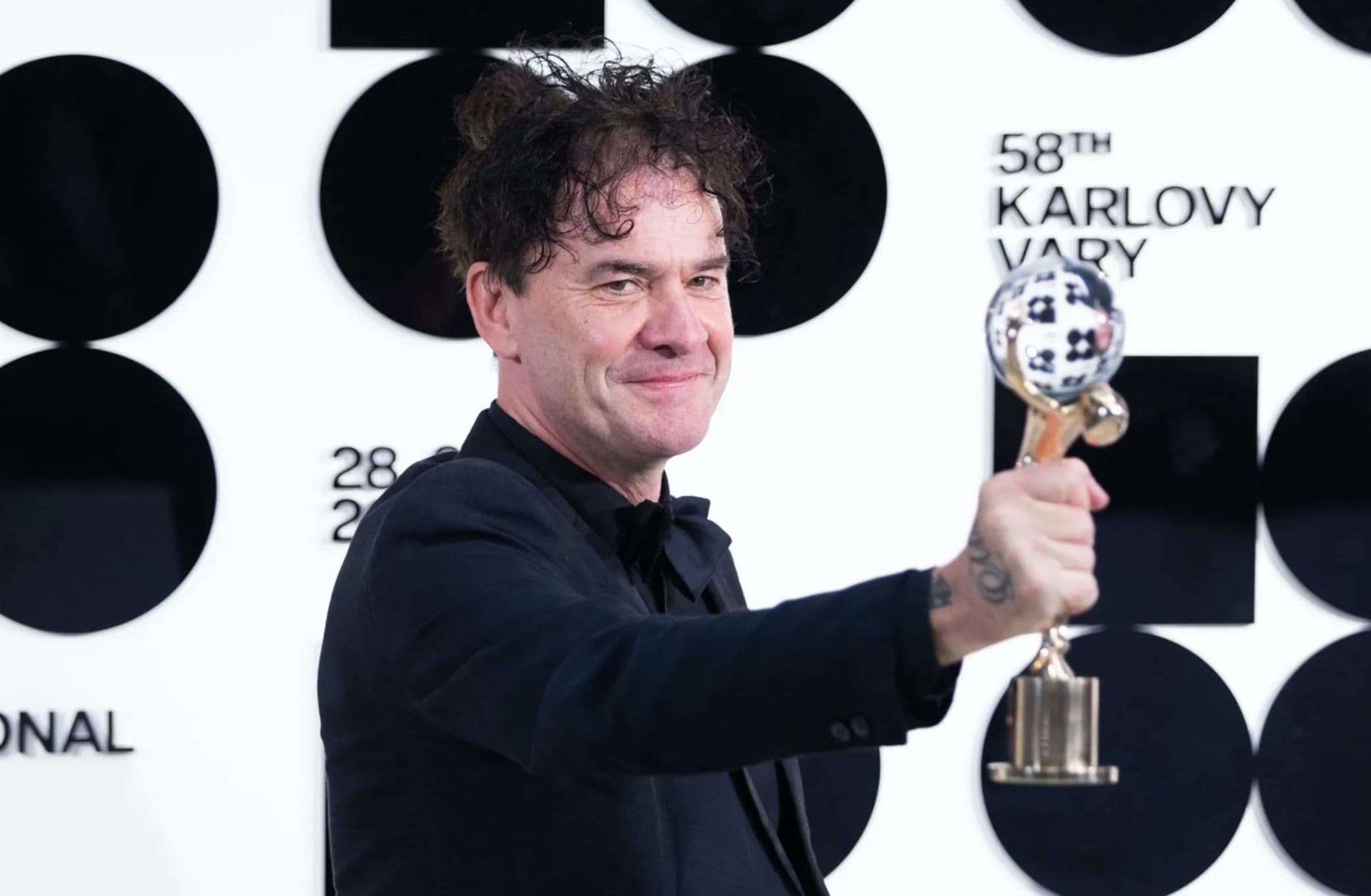El director Mark Cousins sostiene el Globo de Cristal del Festival de Karlovy Vary 2024