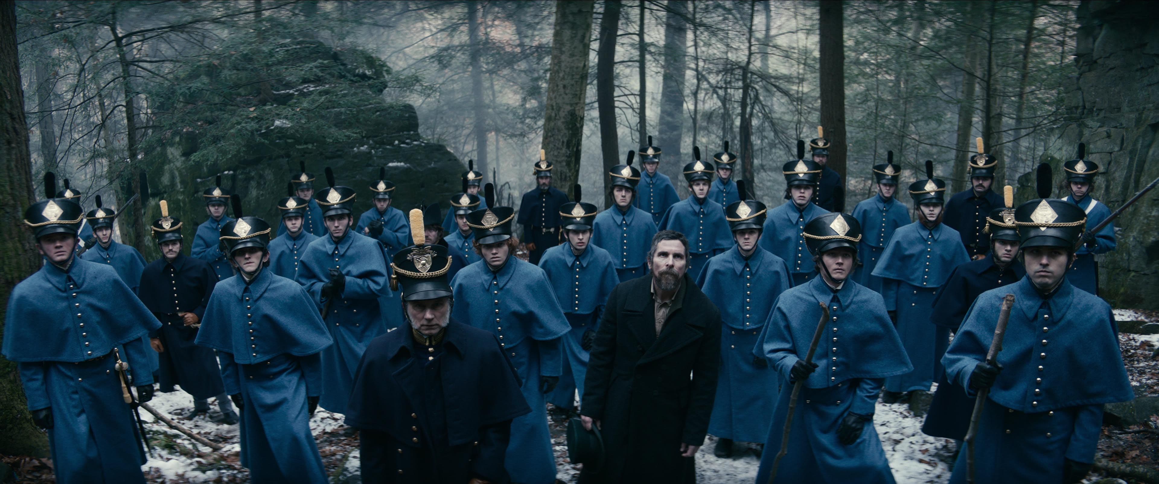 Fotograma de la película 'Los crímenes de la academia', con el actor Christian Bale en primer término