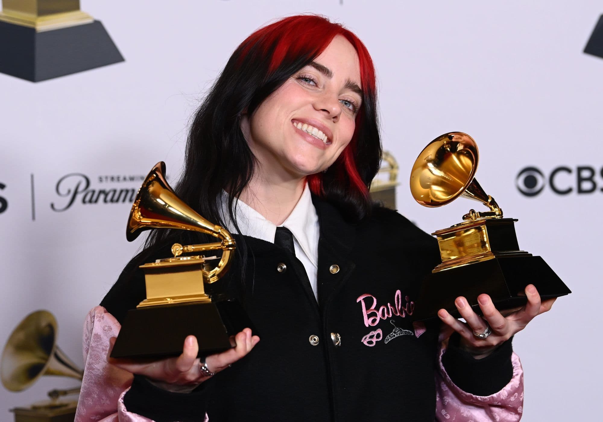 Fotografía de la cantante Billie Eilish con dos de los tres Premios Grammy para 'Barbie' en su edición numero 66