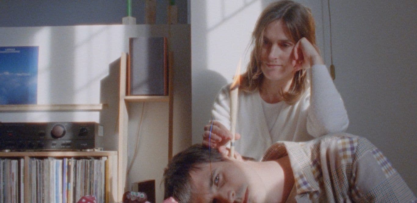 Fotograma del cortometraje 'In a Nearby Field', dirigido por Laida Lertxundi y Ren Ebel