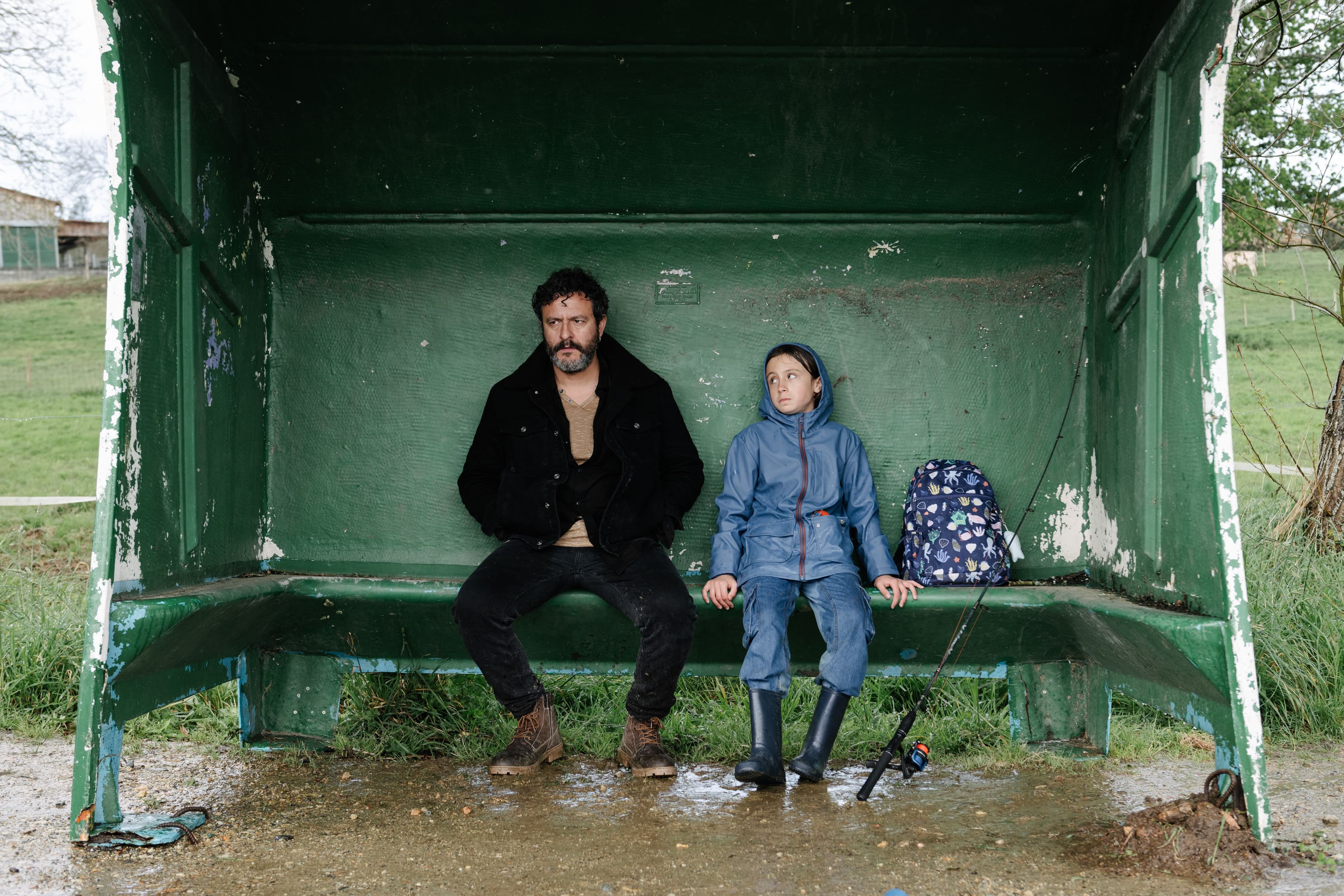 Los actores Isak Férriz y Julia Sulleiro, en una fotografía promocional de la película 'Leo & Lou'