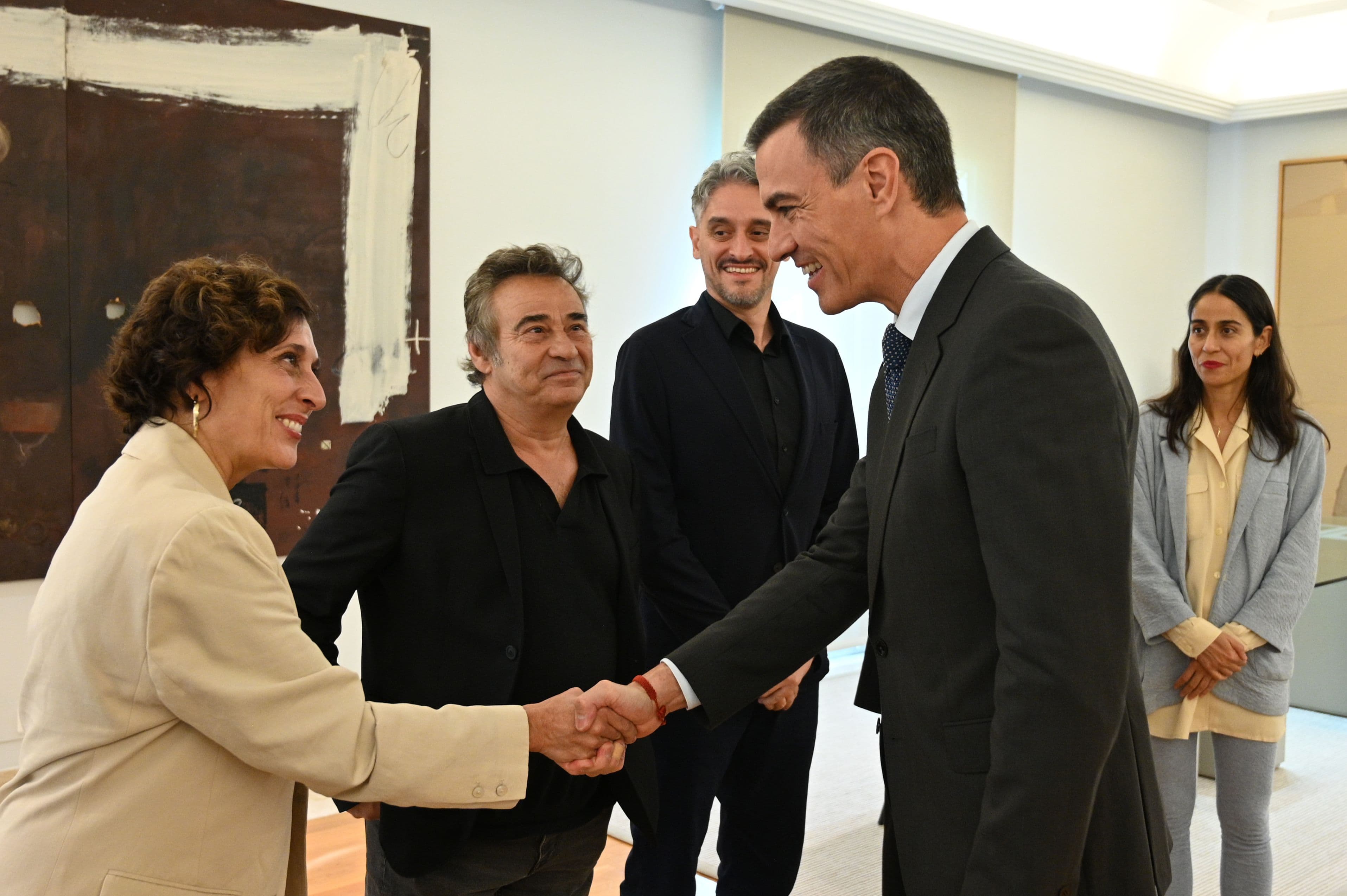 El presidente del Gobierno, Pedro Sánchez, recibe en La Moncloa al equipo de la película 'El 47'