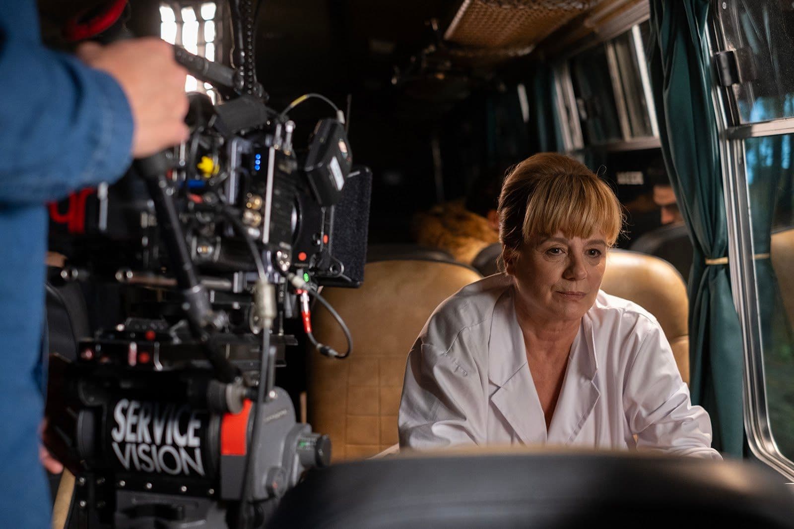 Emma Suárez en una imagen detrás de las cámaras de 'Emergency exit', la primera película como director de Lluís Miñarro