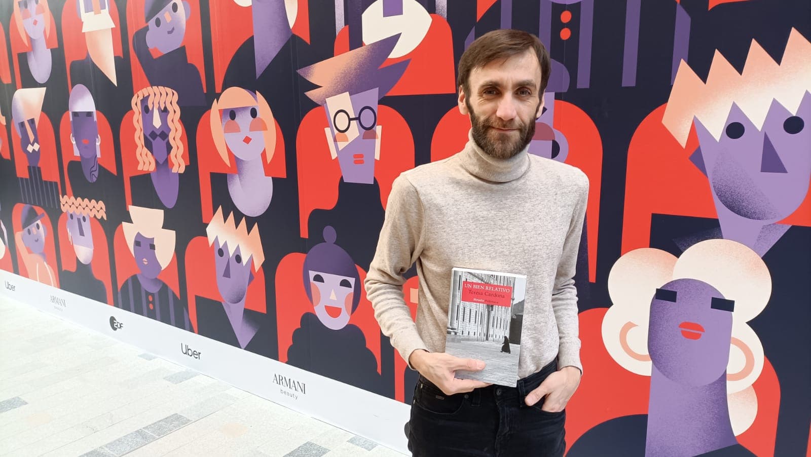 Roberto Domínguez Moro, agente literario de la Agencia A.C.E.R., posa en la Berlinale con el libro 'Un bien relativo' de Teresa Cardona
