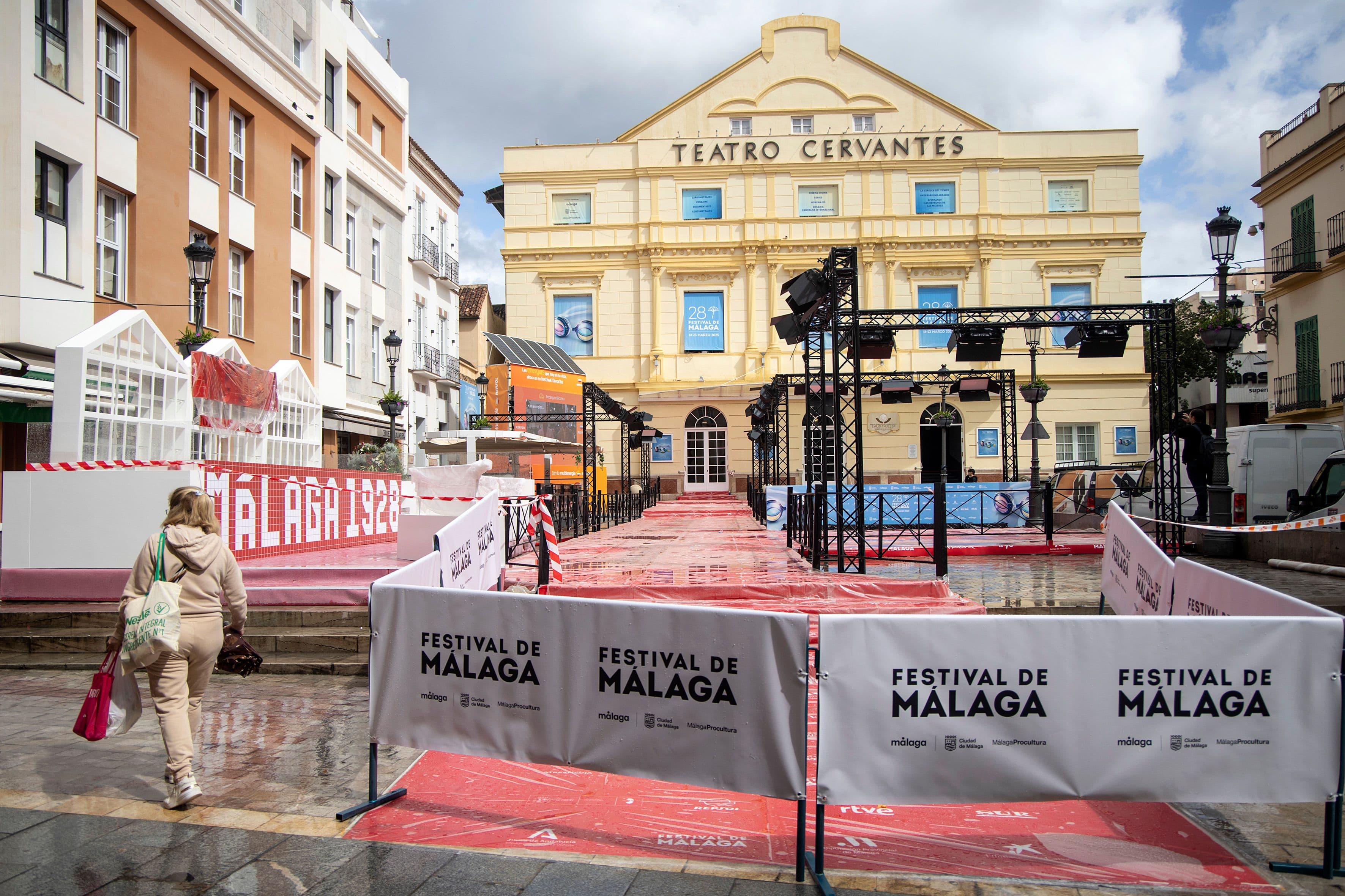Imagen del Teatro Cervantes preparado para el Festival de Málaga, en marzo de 2025