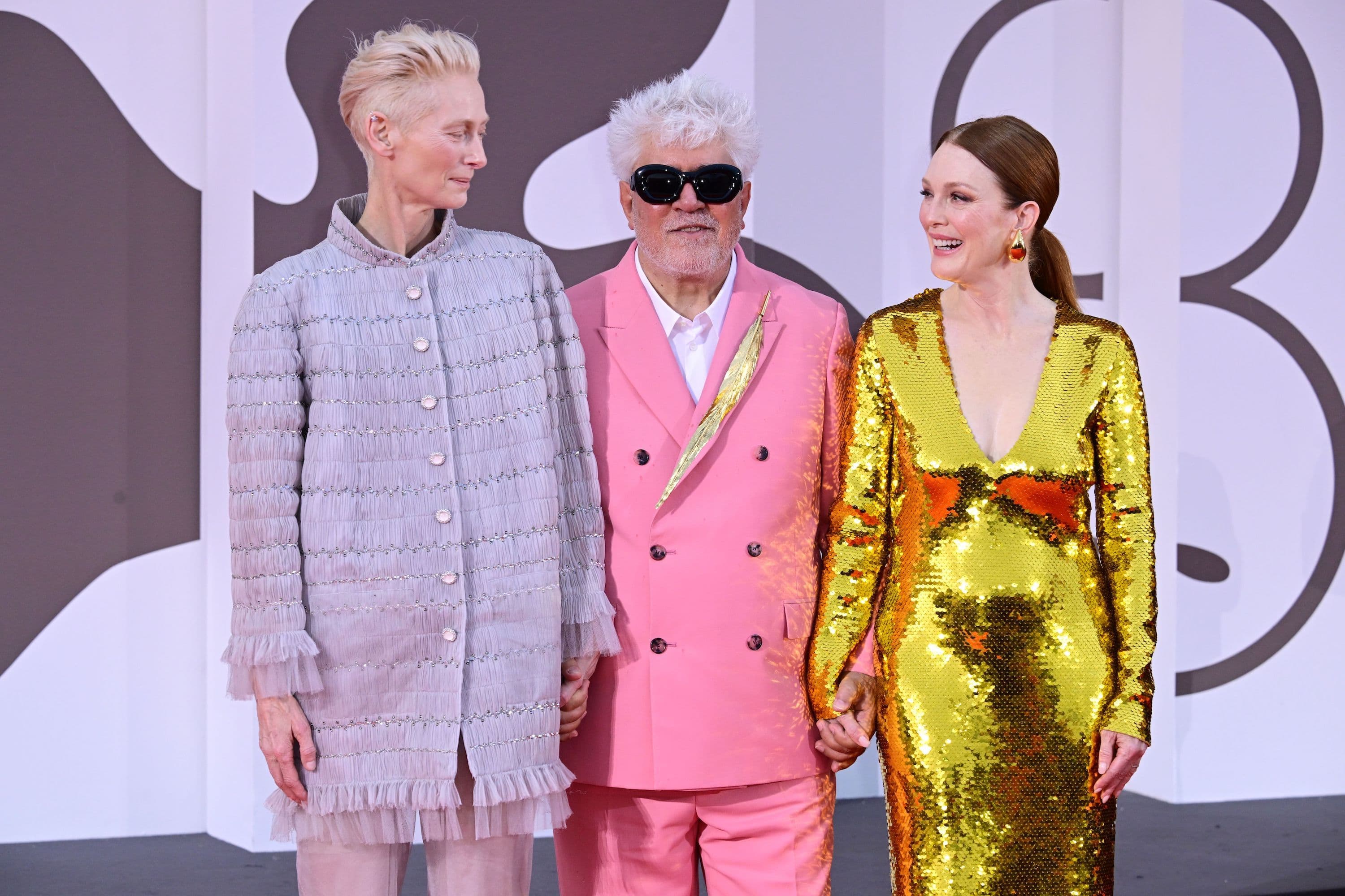 El director Pedro Almodóvar, rodeado por Tilda Swinton y Julianne Moore, en la alfombra roja de 'La habitación de al lado' en Venecia 2024