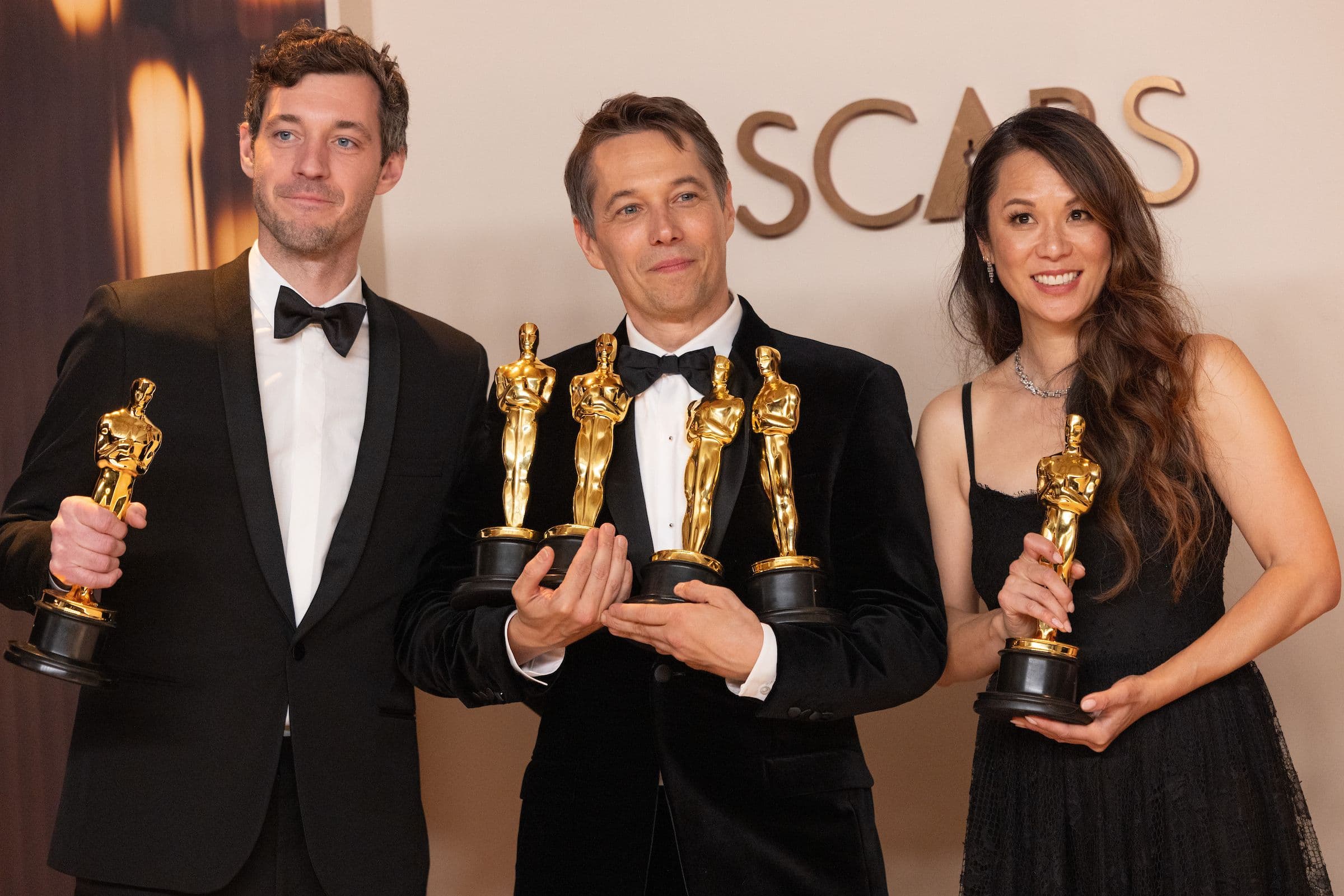 Alex Coco, Sean Baker y Samantha Quan posan con las estatuillas de 'Anora' en la 97 edición de los Premios Oscar