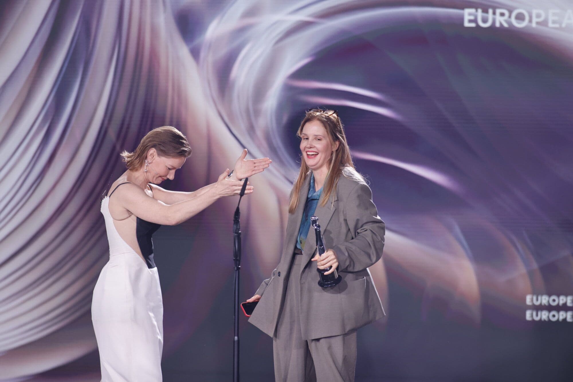 Sandra Hüller entrega a Justine Triet el premio europeo a la Mejor Dirección 2023