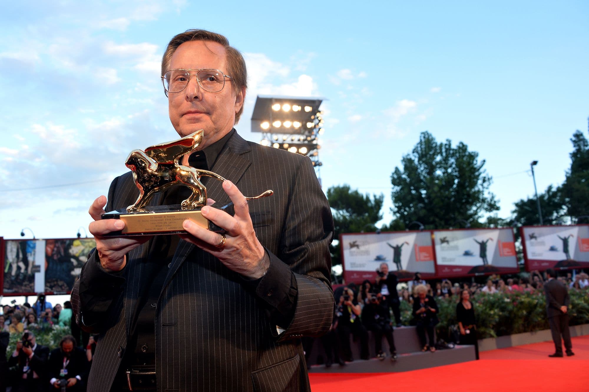 El director estadounidense William Friedkin posa en Venecia, en 2013, con su León de Oro honorífico
