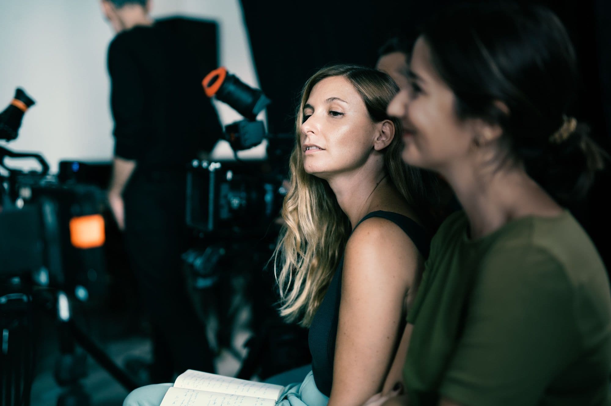 Fotografía de rodaje de 'Un hombre libre', con su directora, Laura Hojman, en el centro