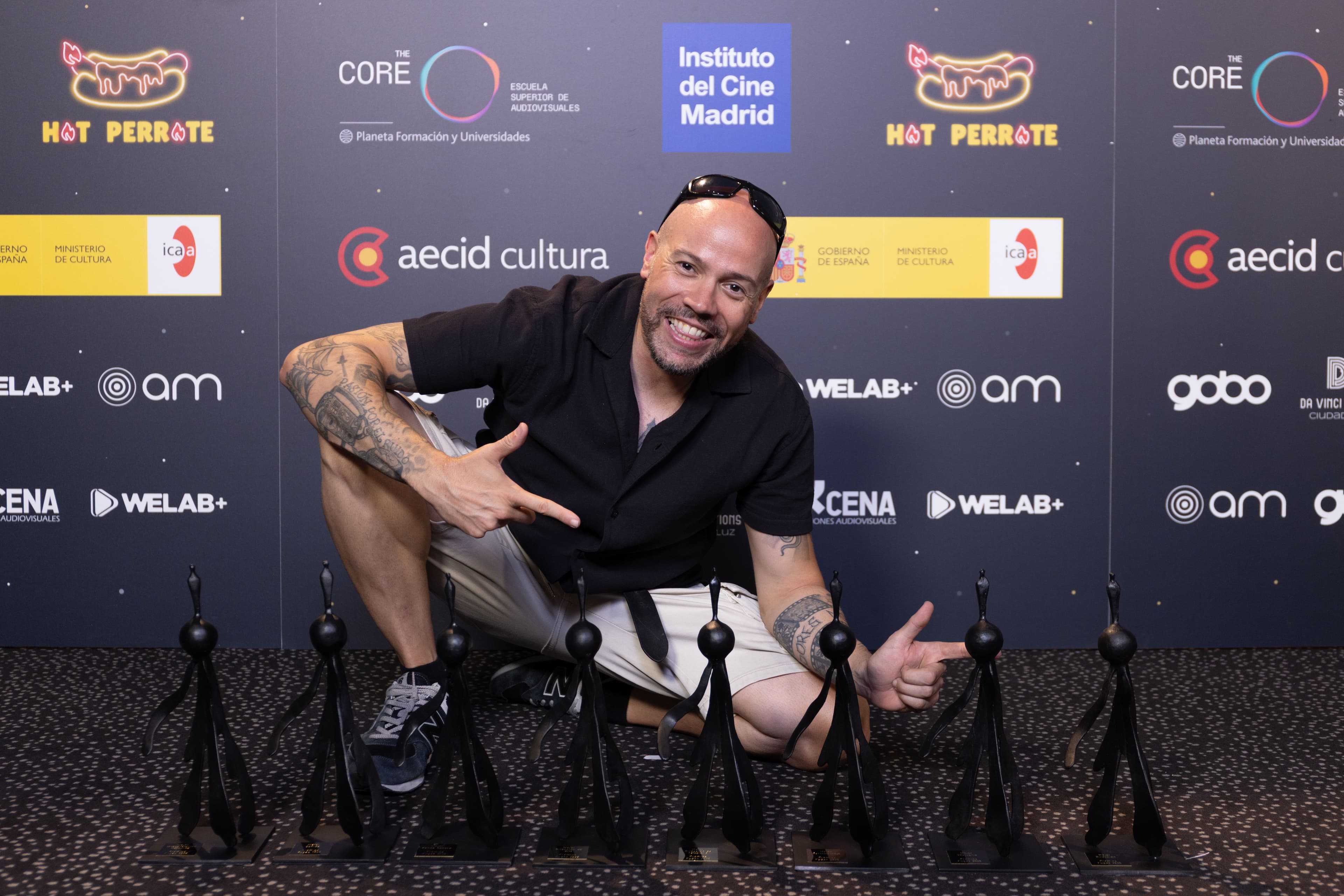 El director Rubén Guindo Nova posa con los galardones para 'Montecarlo 67' tras los 10 Premios Fugaz