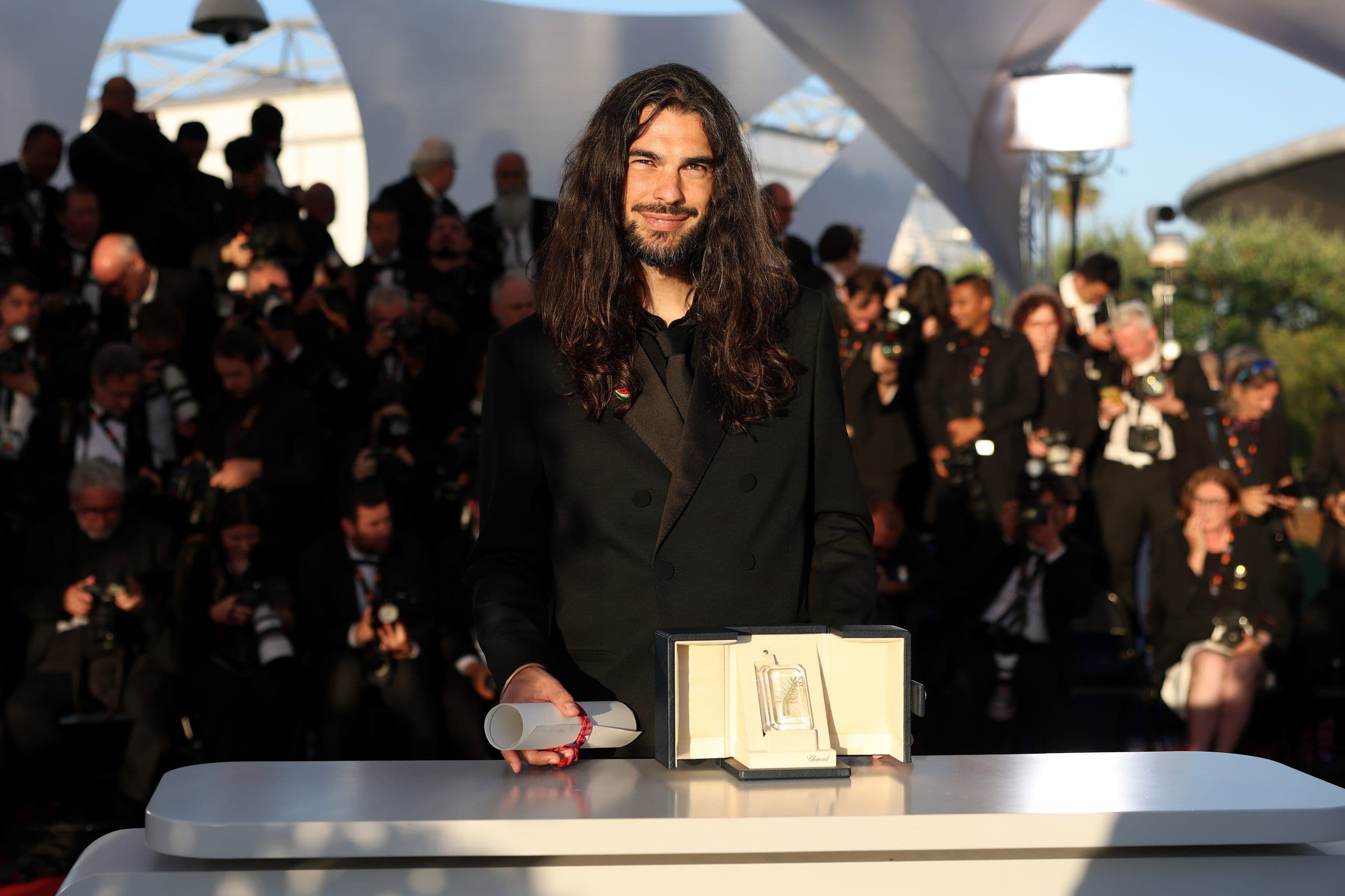 El director Oliver Laxe posa con el Premio del Jurado ganado en el Festival de Cannes 2025