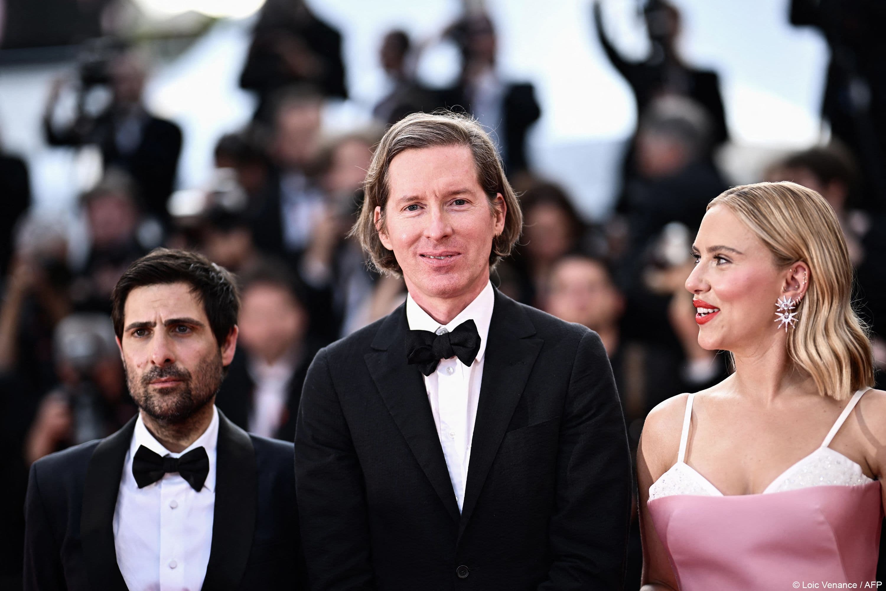 Jason Schwartzman, Wes Anderson y Scarlet Johansson, en la alfombra roja del Festival de Cannes 2023