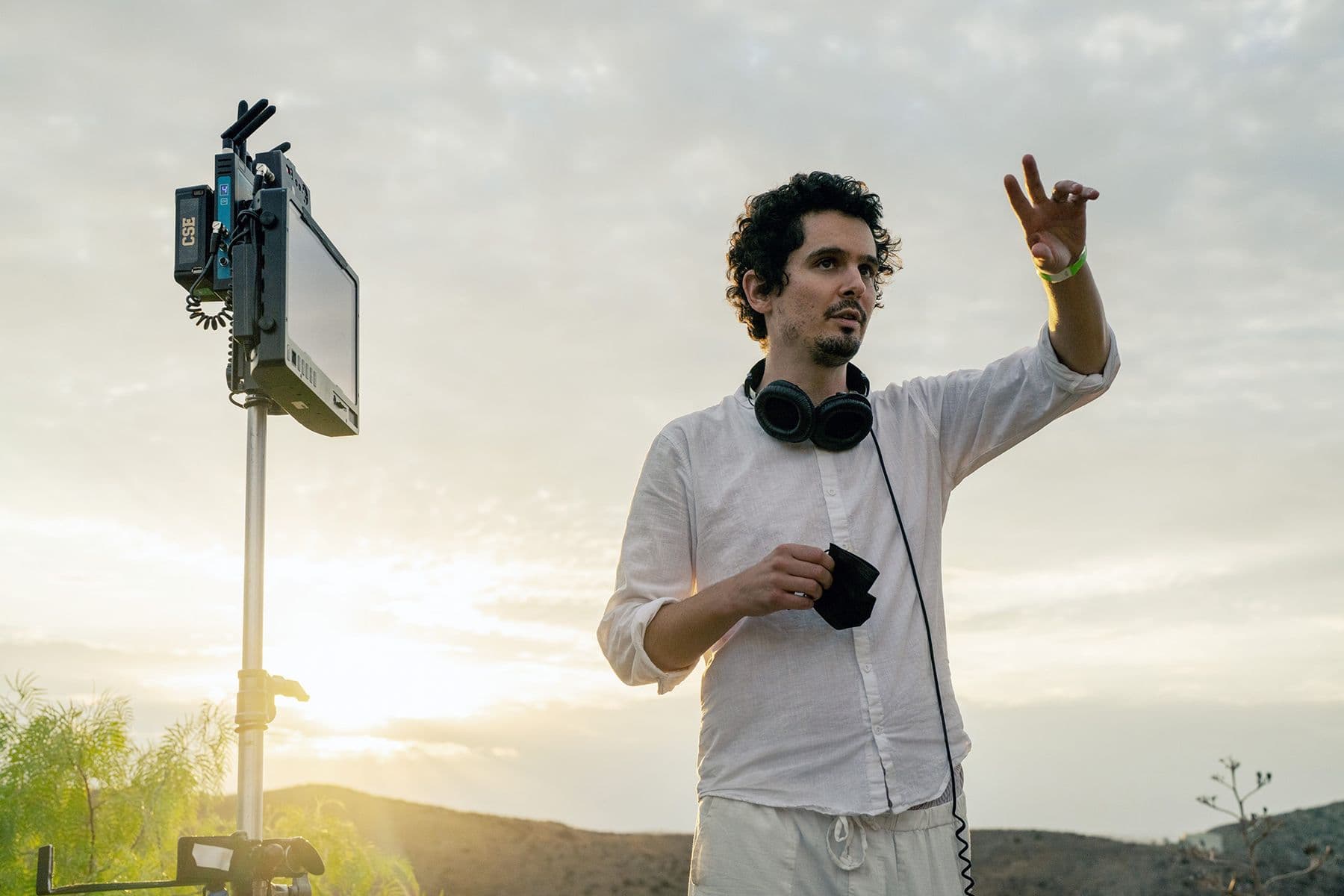 El director Damien Chazelle en el rodaje de 'Babylon'