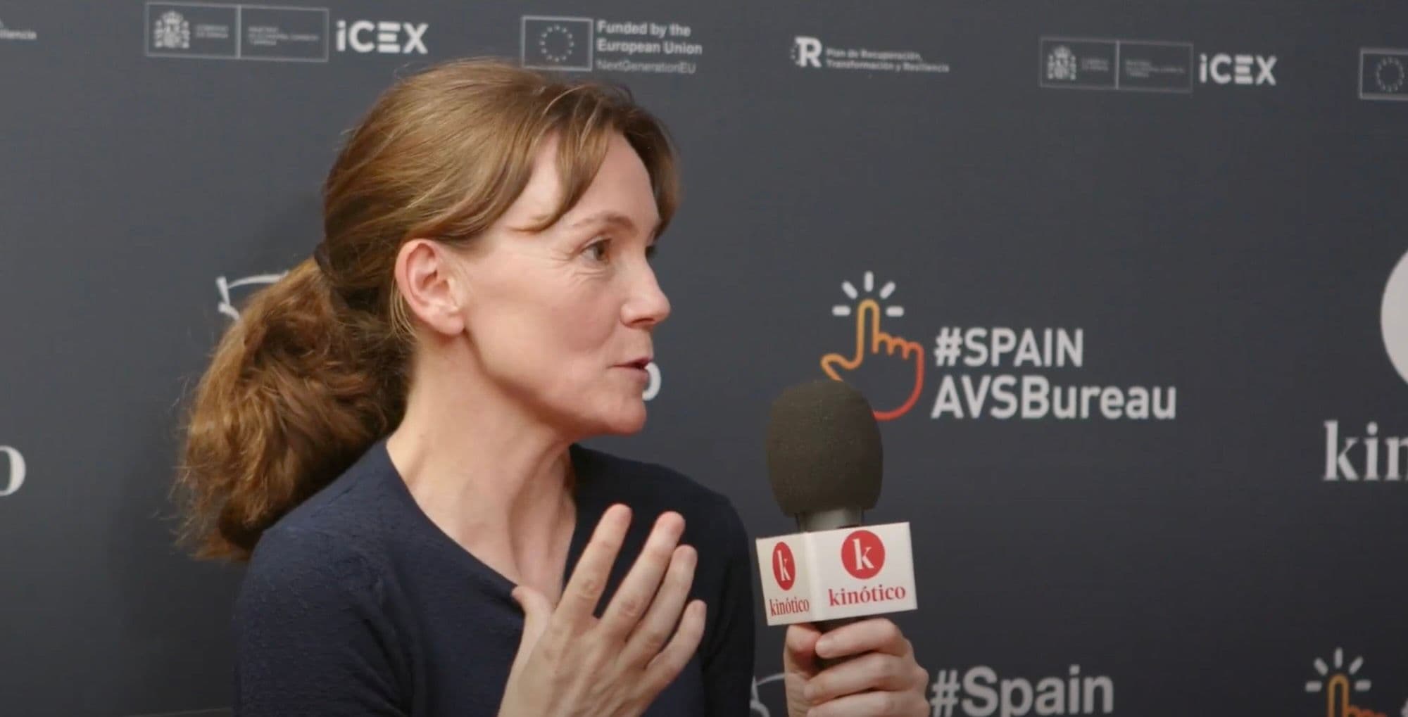 Nagore Aramburu visita el set de Kinótico en San Sebastián para hablar de 'Querer'