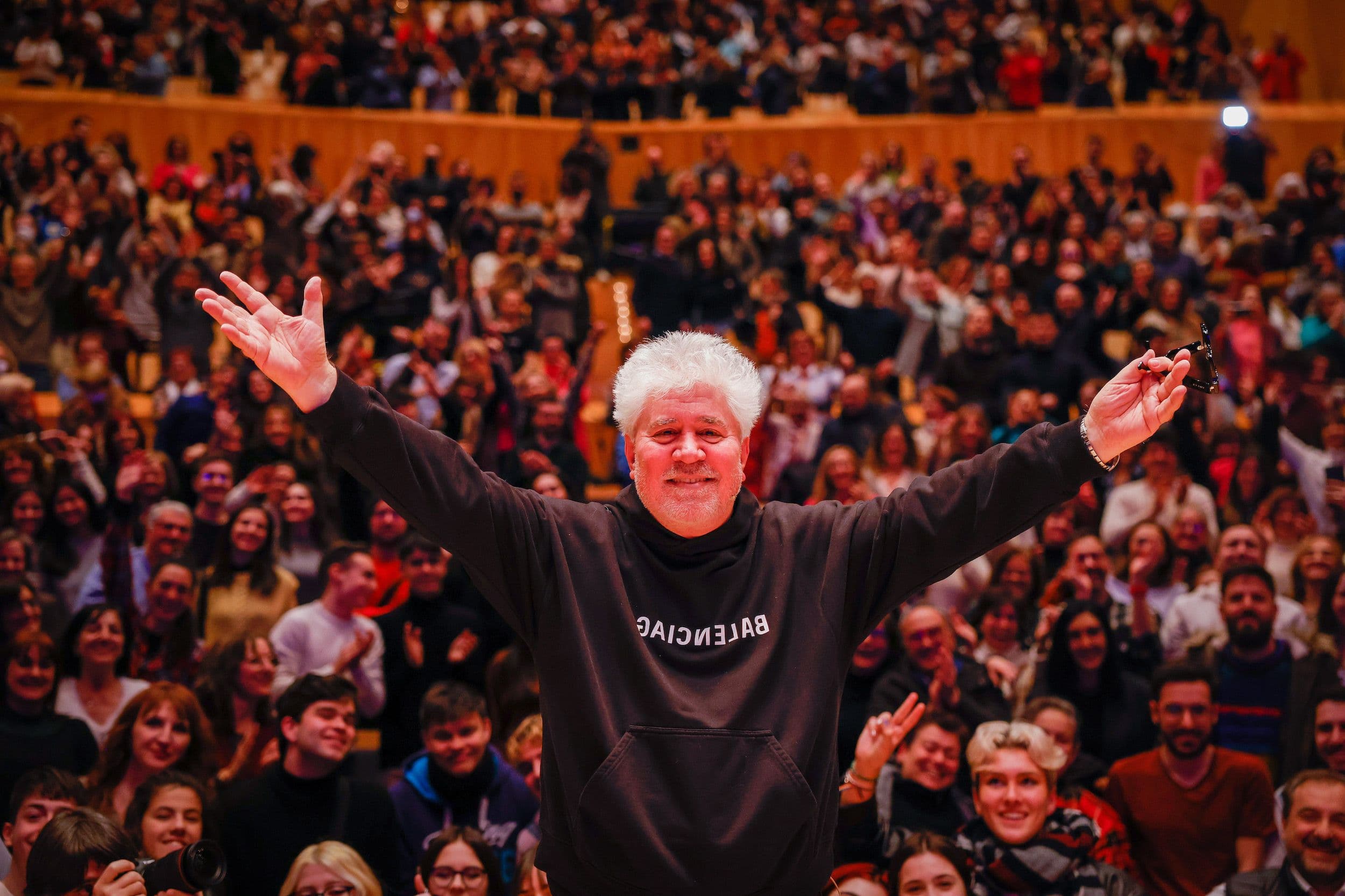 Pedro Almodóvar se fotografía con el público de su masterclass en Zaragoza, previa a los Premios Feroz