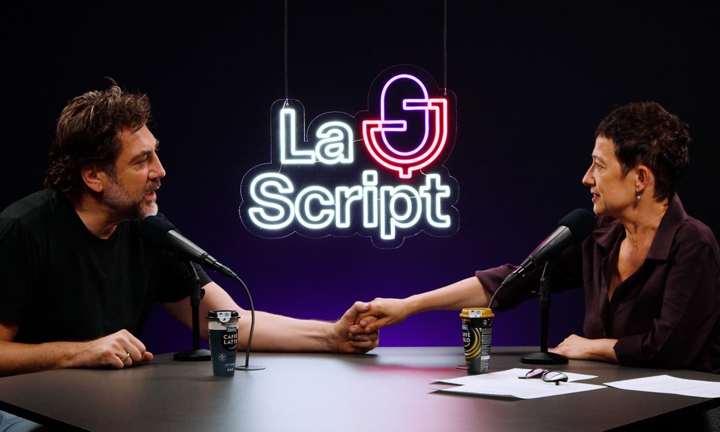 El actor Javier Bardem ('El ser querido') y la periodista María Guerra durante el primer programa de La Script para la temporada 2026/27
