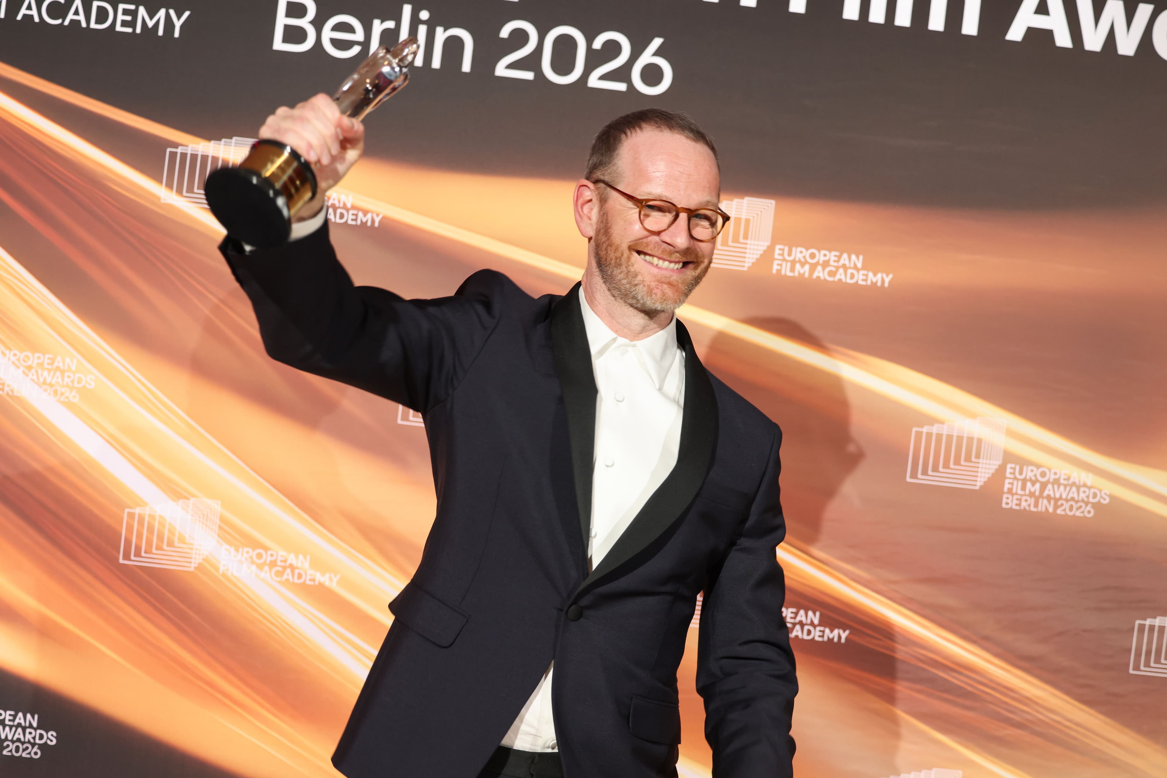 El director noruego Joachim Trier posa con uno de los seis Premios del Cine Europeo para 'Valor sentimental'