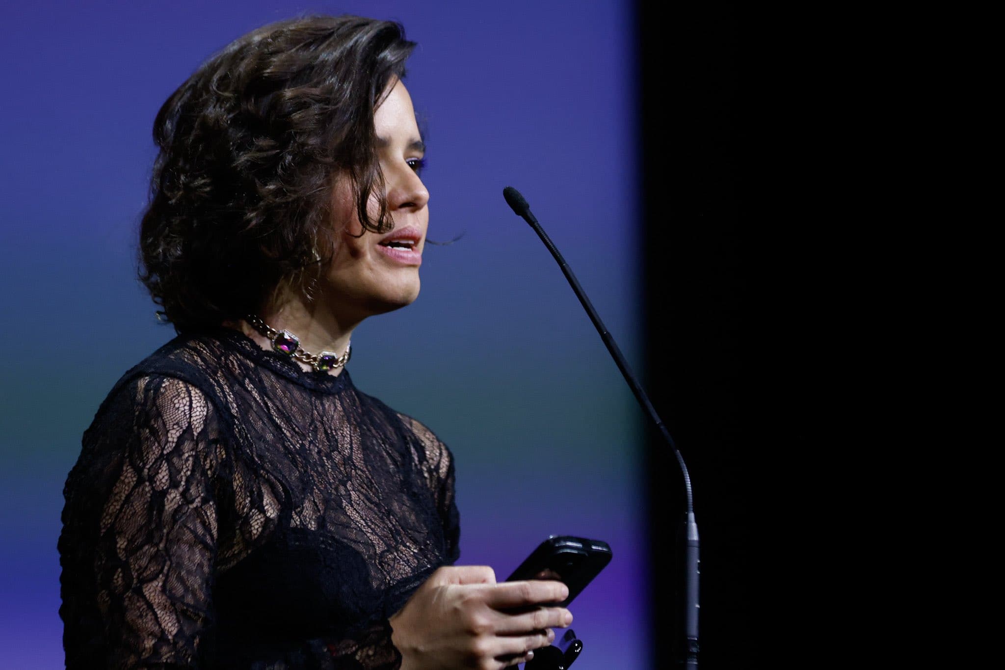La directora Ana Cristina Barragán agradece el premio al Mejor Guion de la sección Orizzonti por 'Hiedra' en el Festival de Venecia 2025
