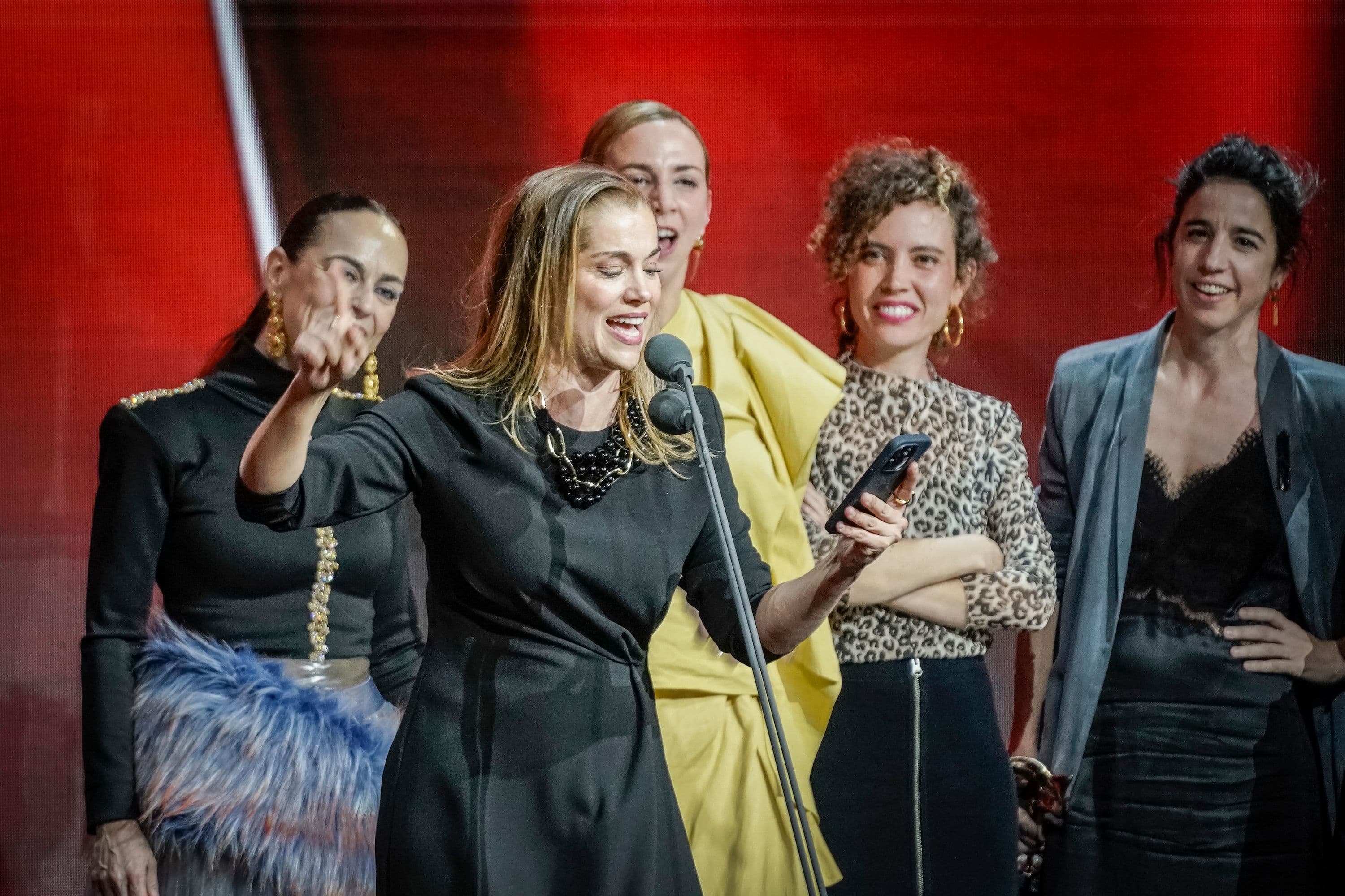 La productora María Zamora agradece el Feroz 2025 a la Mejor Película dramática para 'Salve María' ante el equipo de la película