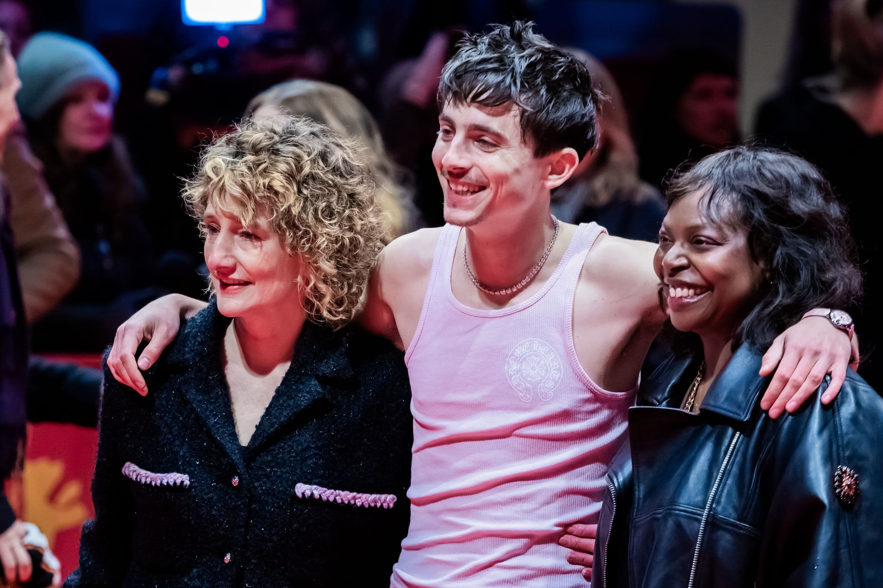 El actor Timothée Chalamet, junto a la directora de la Berlinale Tricia Tuttle, en la alfombra roja de 'A complete unknown'