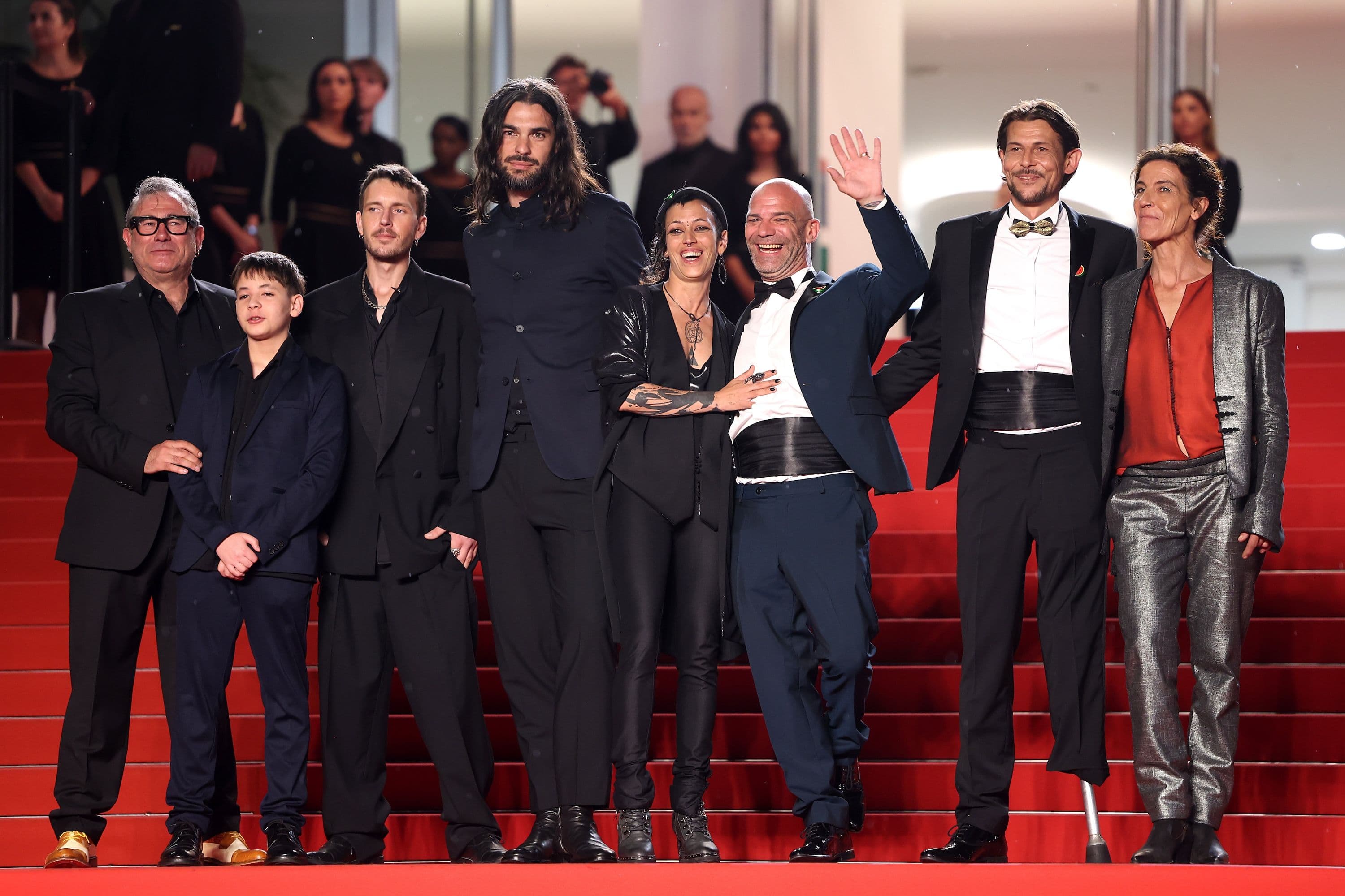 El equipo artístico de 'Sirat', con Óliver Laxe a la cabeza, posa en la escalinata del Festival de Cannes 2025