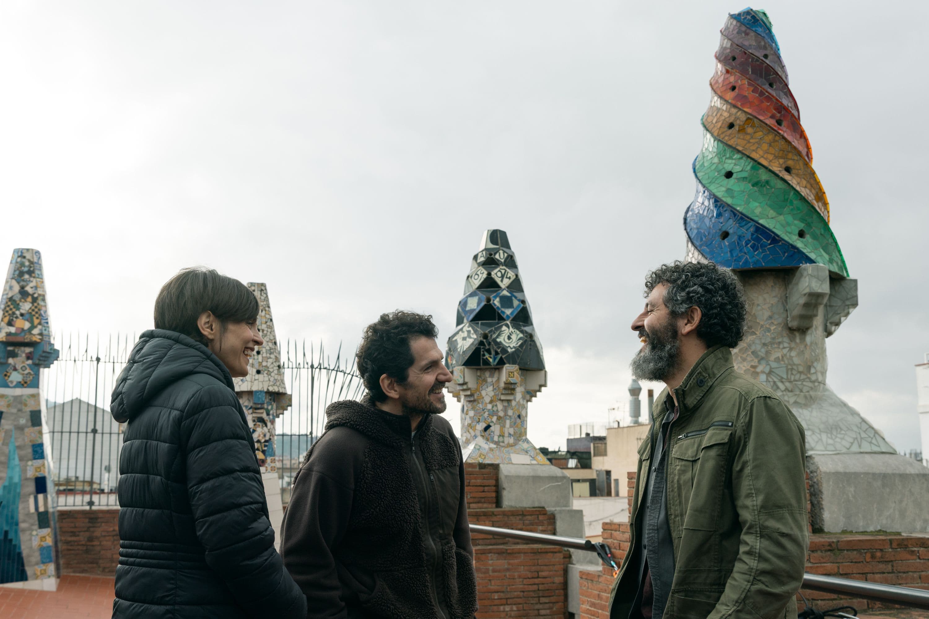 Los actores Verónica Echegui e Isak Férriz y el director Jorge Torregrossa durante el rodaje de 'Ciudad de sombras' en Barcelona