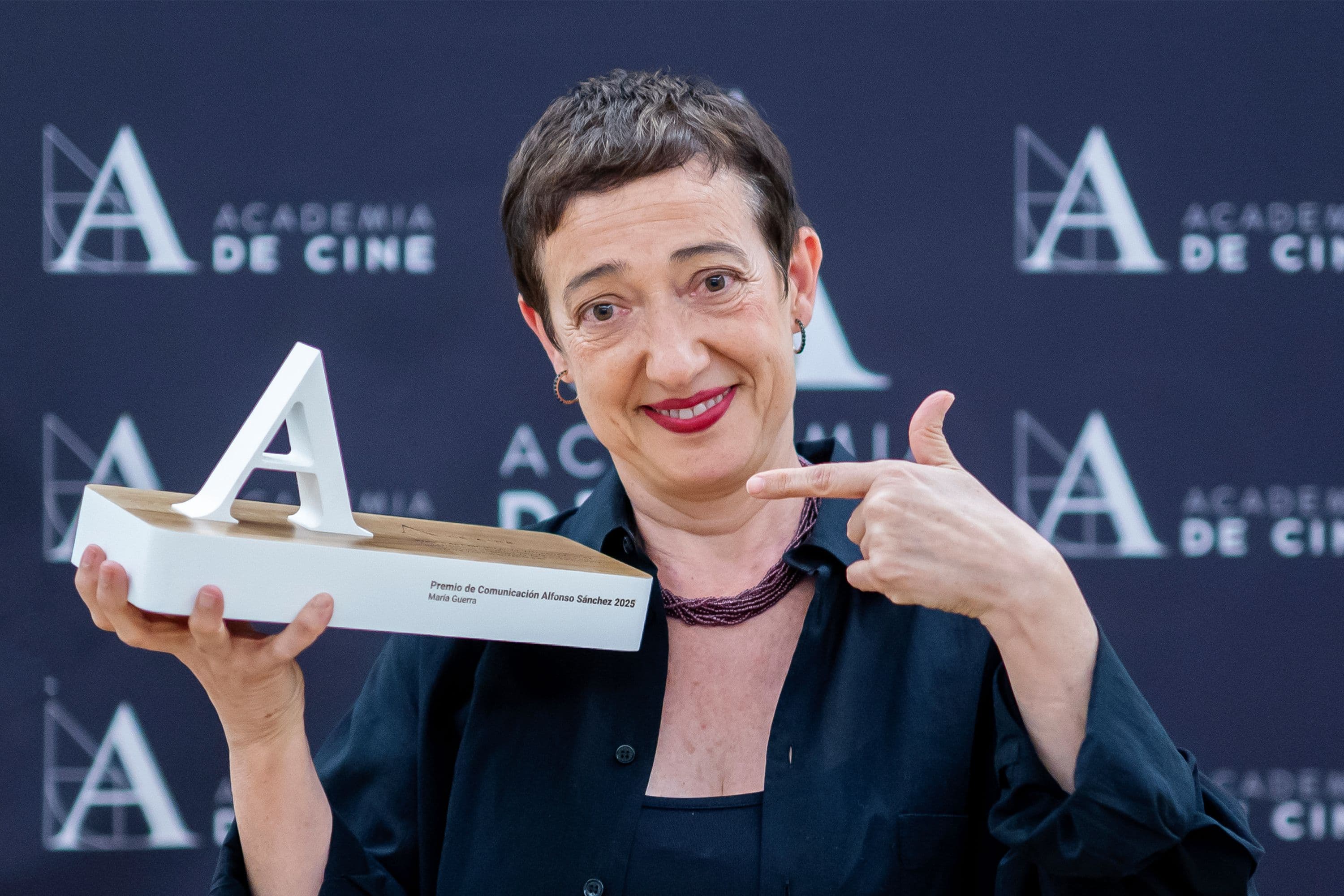 La periodista María Guerra posa con el Premio de Comunicación Alfonso Sánchez 2025 en la Academia de Cine