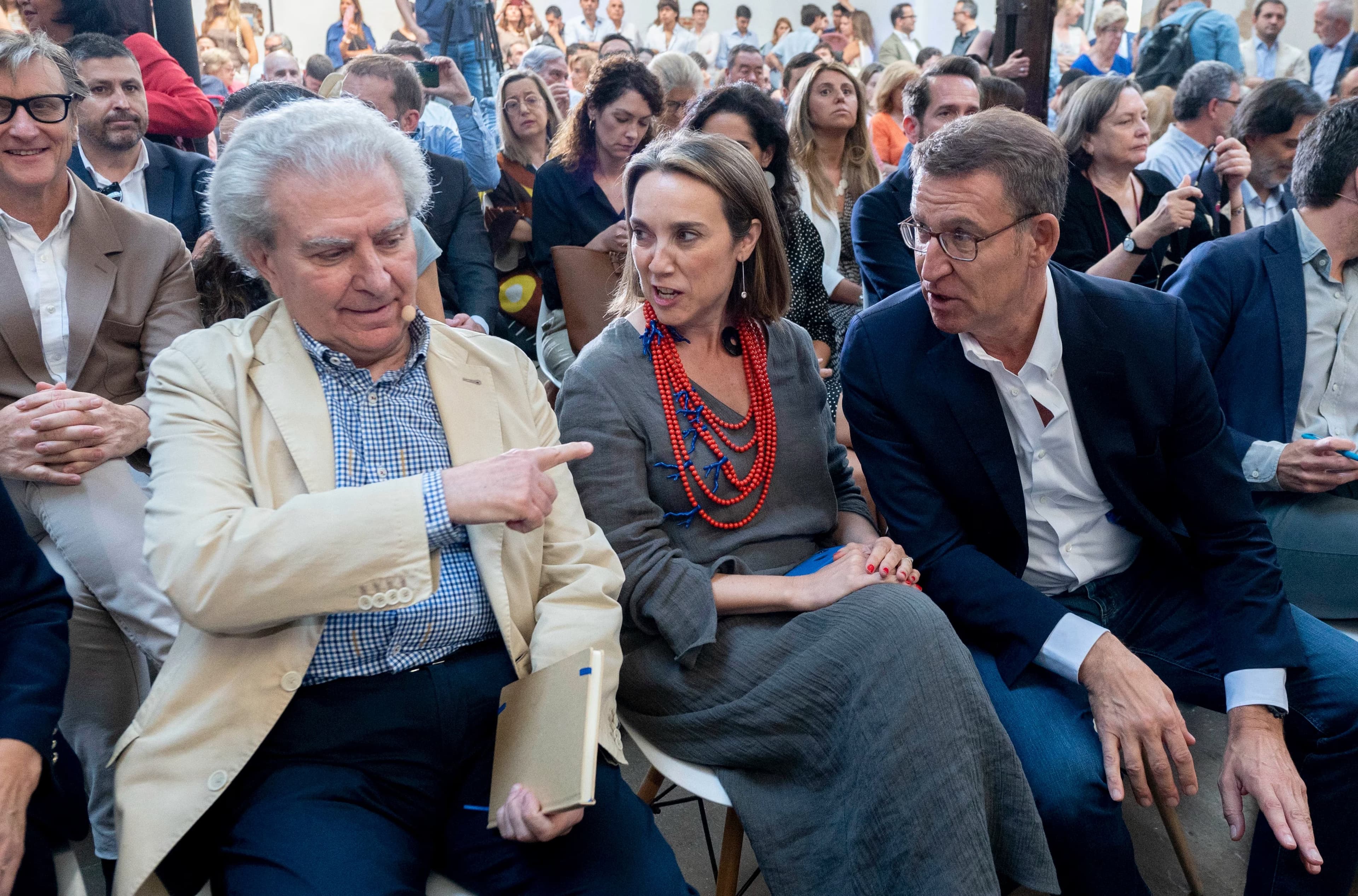 El exministro de Cultura César Antonio Molina, la secretaria general del PP Cuca Gamarra y el presidente del partido, Alberto Núñez Feijóo