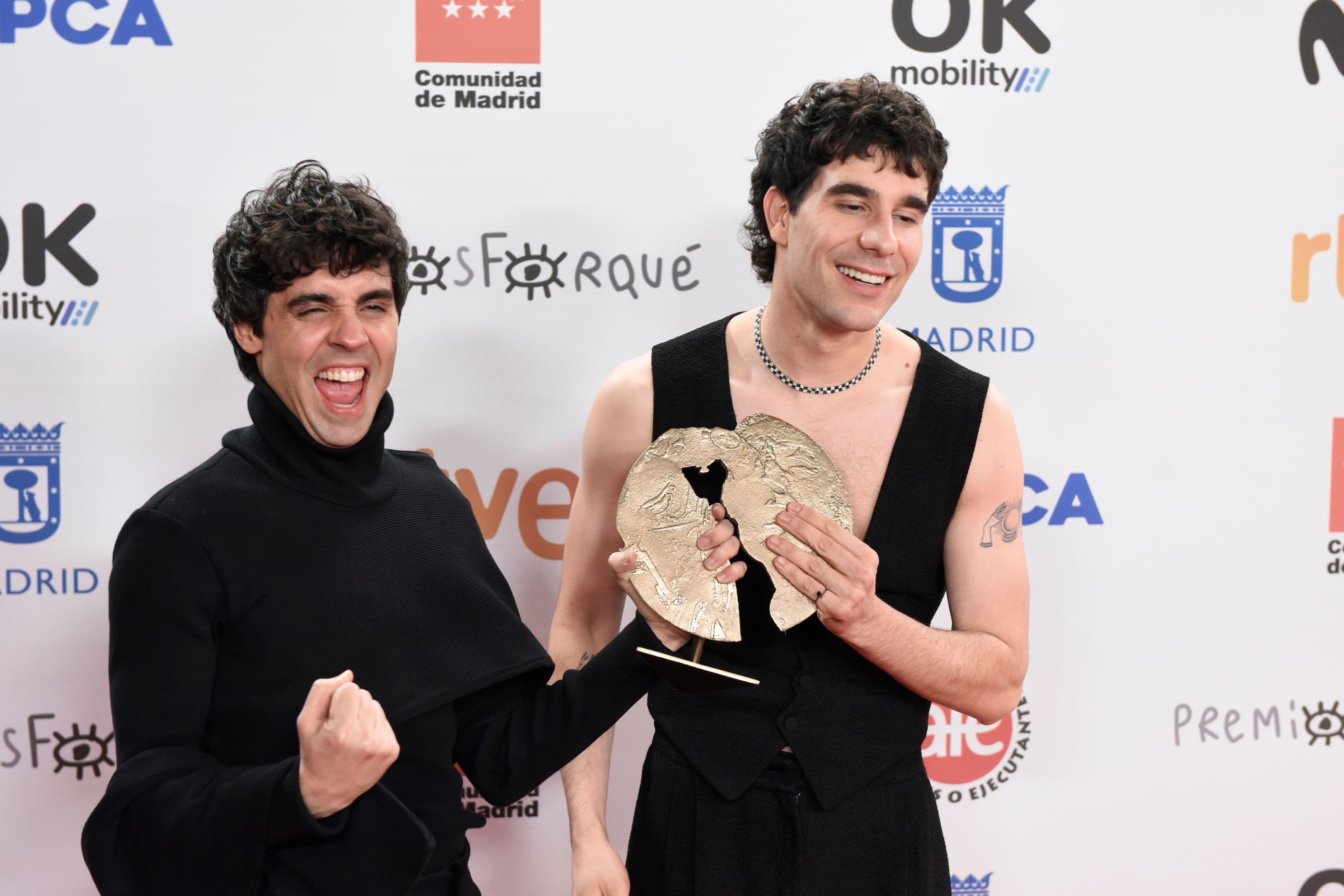 Javier Ambrossi y Javier Calvo posan en los Premios Forqué 2023 con el trofeo a Mejor Serie