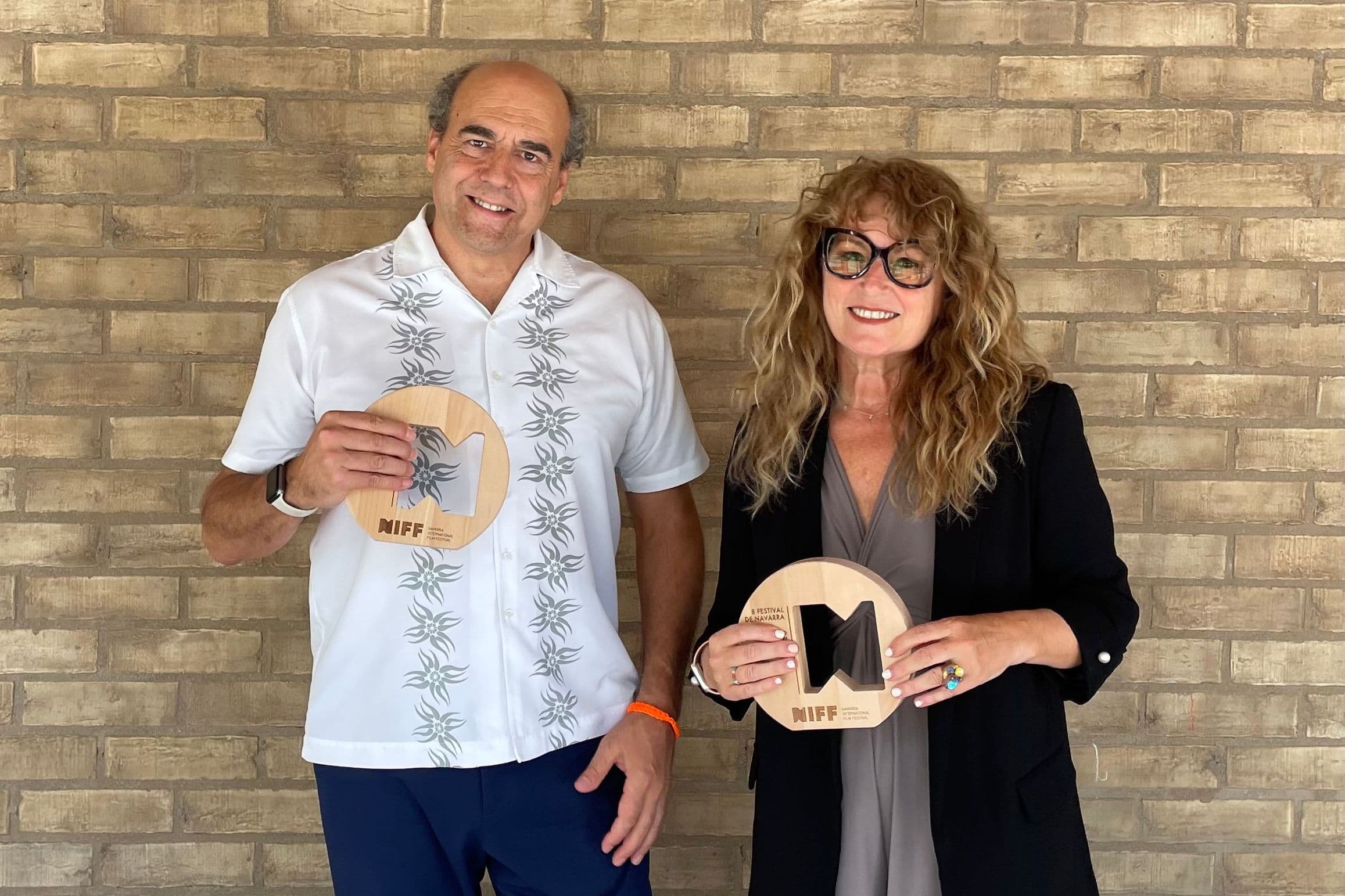Joaquín Calderón y Belén Galindo, directores del NIFF, con los galardones de la octava edición